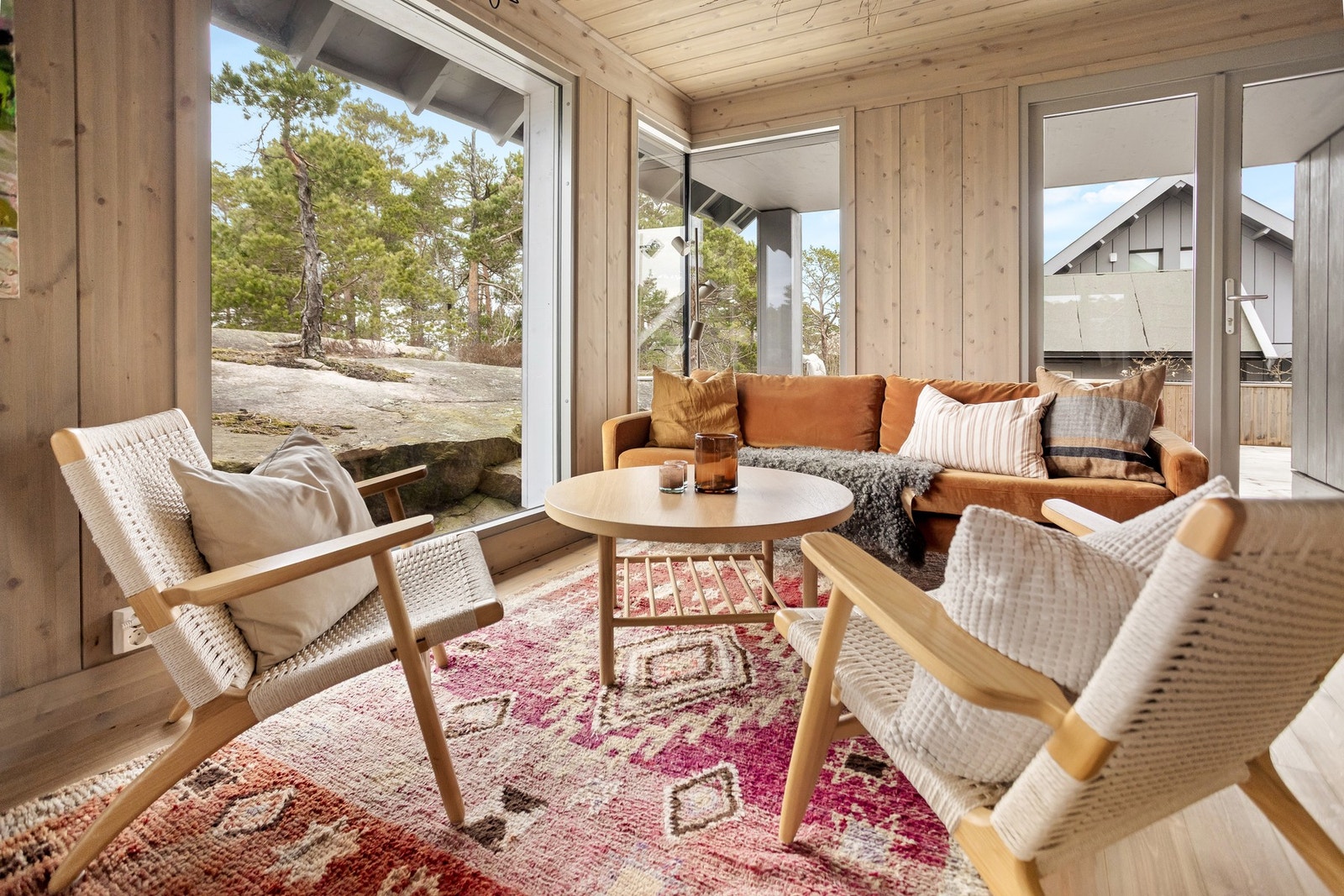 Store vindusflater slipper inn rikelig med dagslys, og det er direkte utgang til en uteplass som kan brukes til hyggelige stunder utendørs. Galleribilde