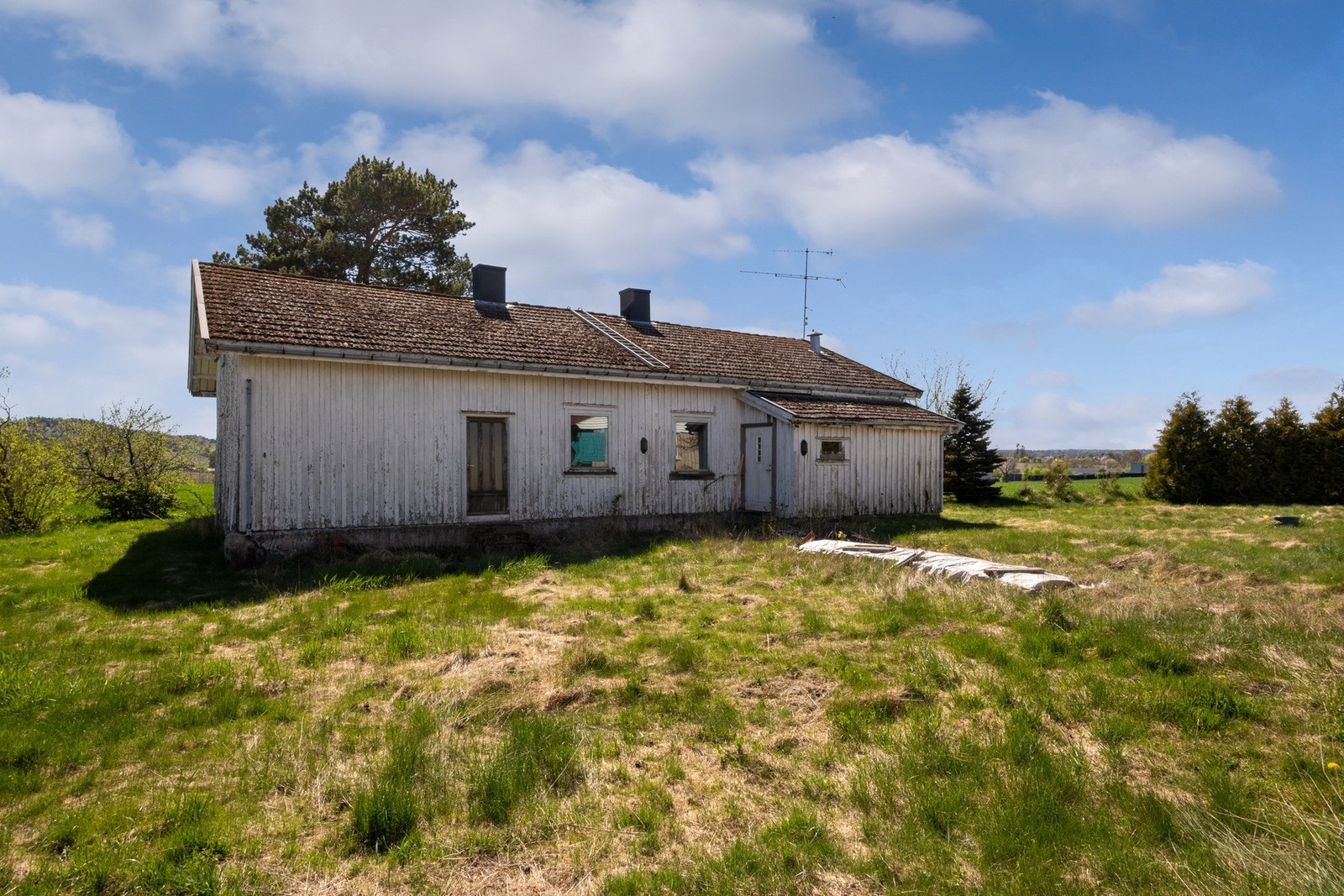 Boligen i nr. 64 er fra ca. 1950 og er i svært dårlig stand Galleribilde