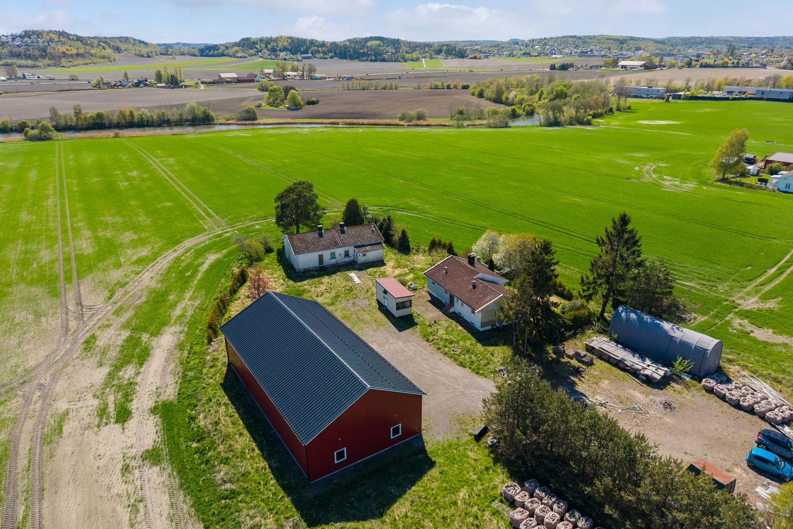 Tomten ligger fritt til omkranset av jorder og har ingen tilgrensende boliger. Her får man virkelig en fantastisk fin landlig følelse, samtidig som det er kort vei til det aller meste! Galleribilde