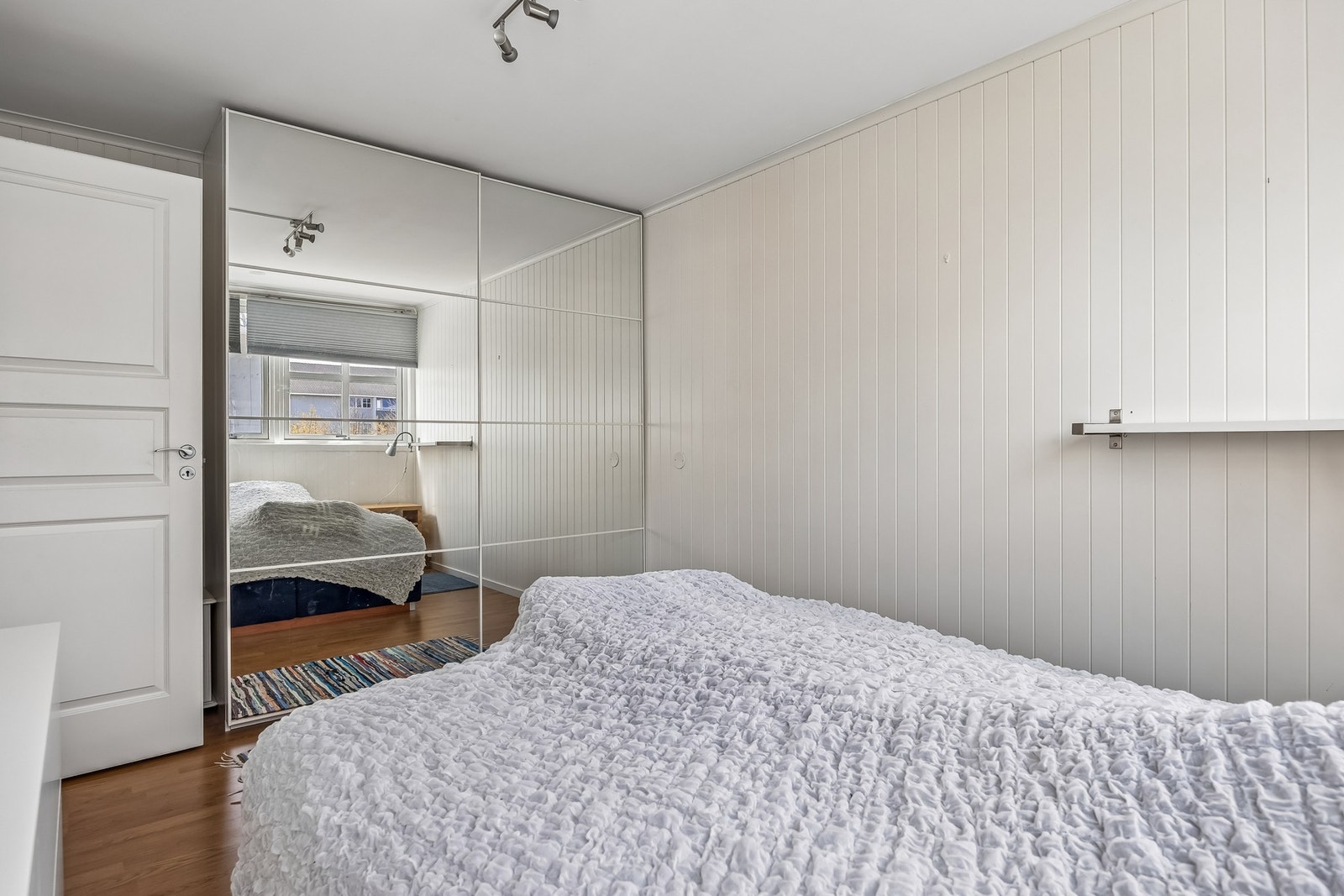 Her har du en stor skyvedørsgarderobe med god plass til dobbeseng og andre soveromsmøbler Galleribilde