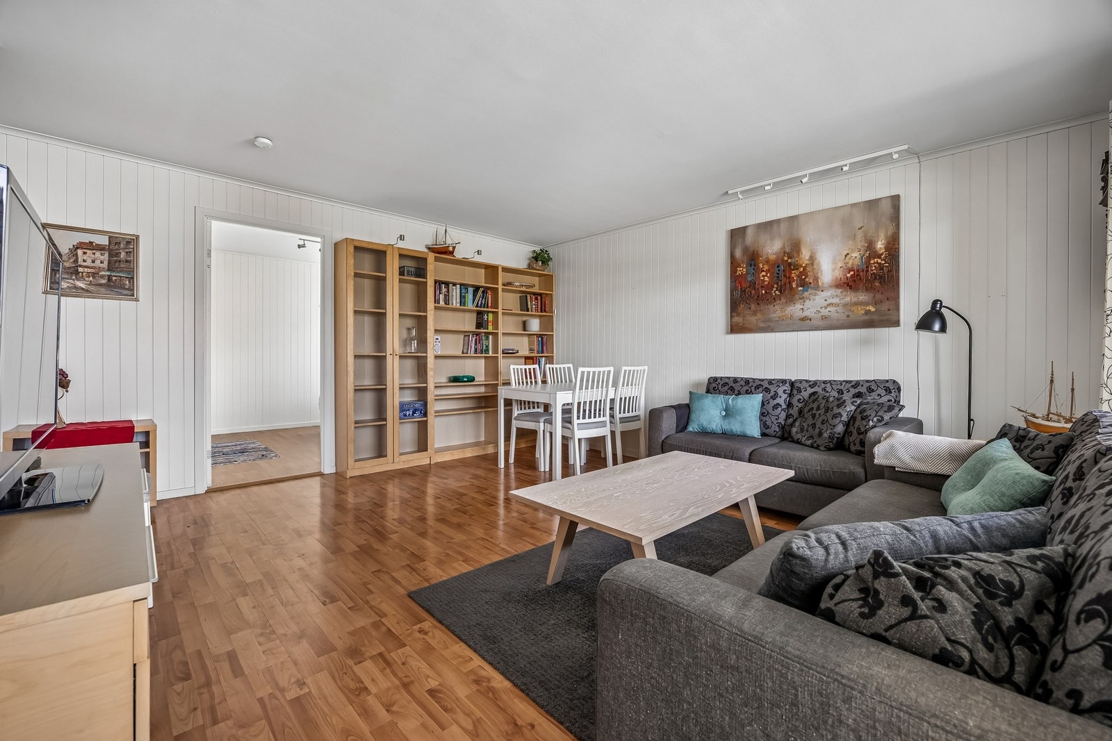 Stuen rommer hele 20 kvm og har god plass til et både spisebord og stor sofa. Galleribilde