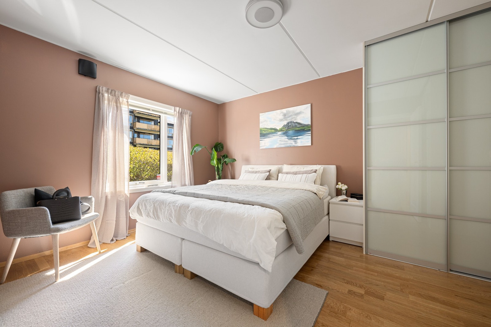 Hovedsoverommet er romslig og har en lun plassering med godt lysinnslipp. Rommet har garderobeløsning med skyvedører og direkte adkomst til eget bad. Galleribilde