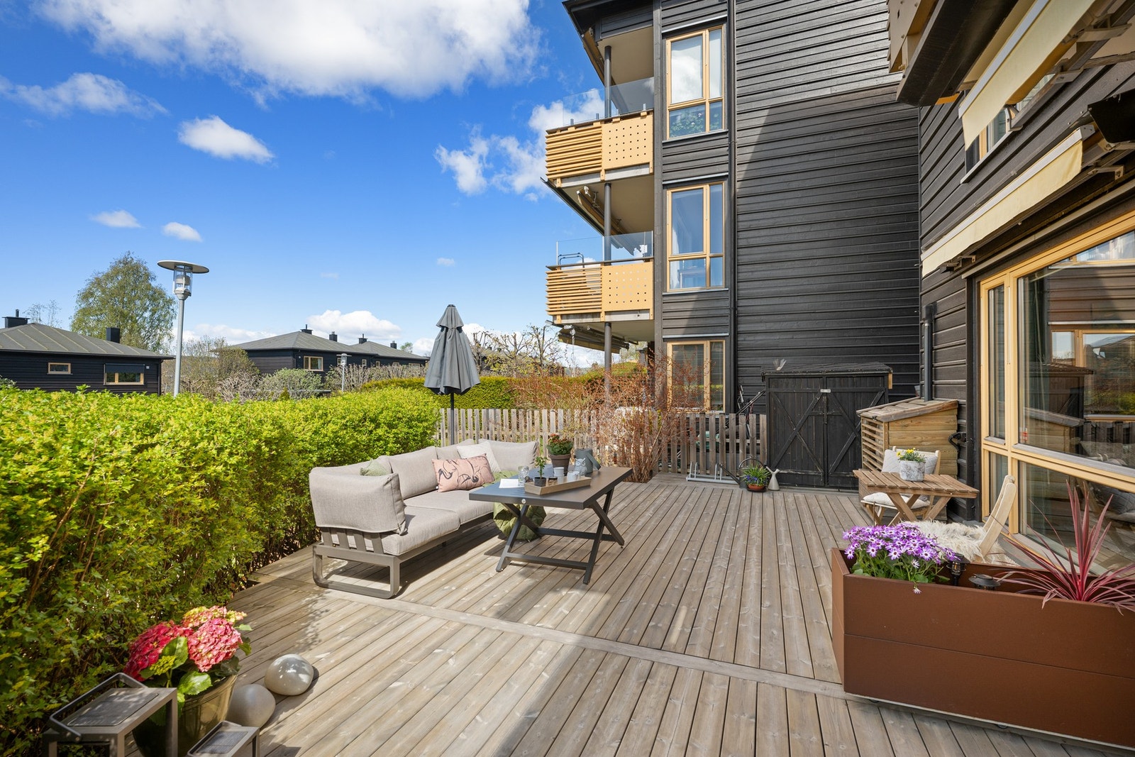 Den store markterrassen gir svært gode bruksmuligheter gjennom sommerhalvåret, med plass til både lounge, spisegruppe og grill. Beplantning og levegger gir en lun og tilbaketrukket ramme. Galleribilde