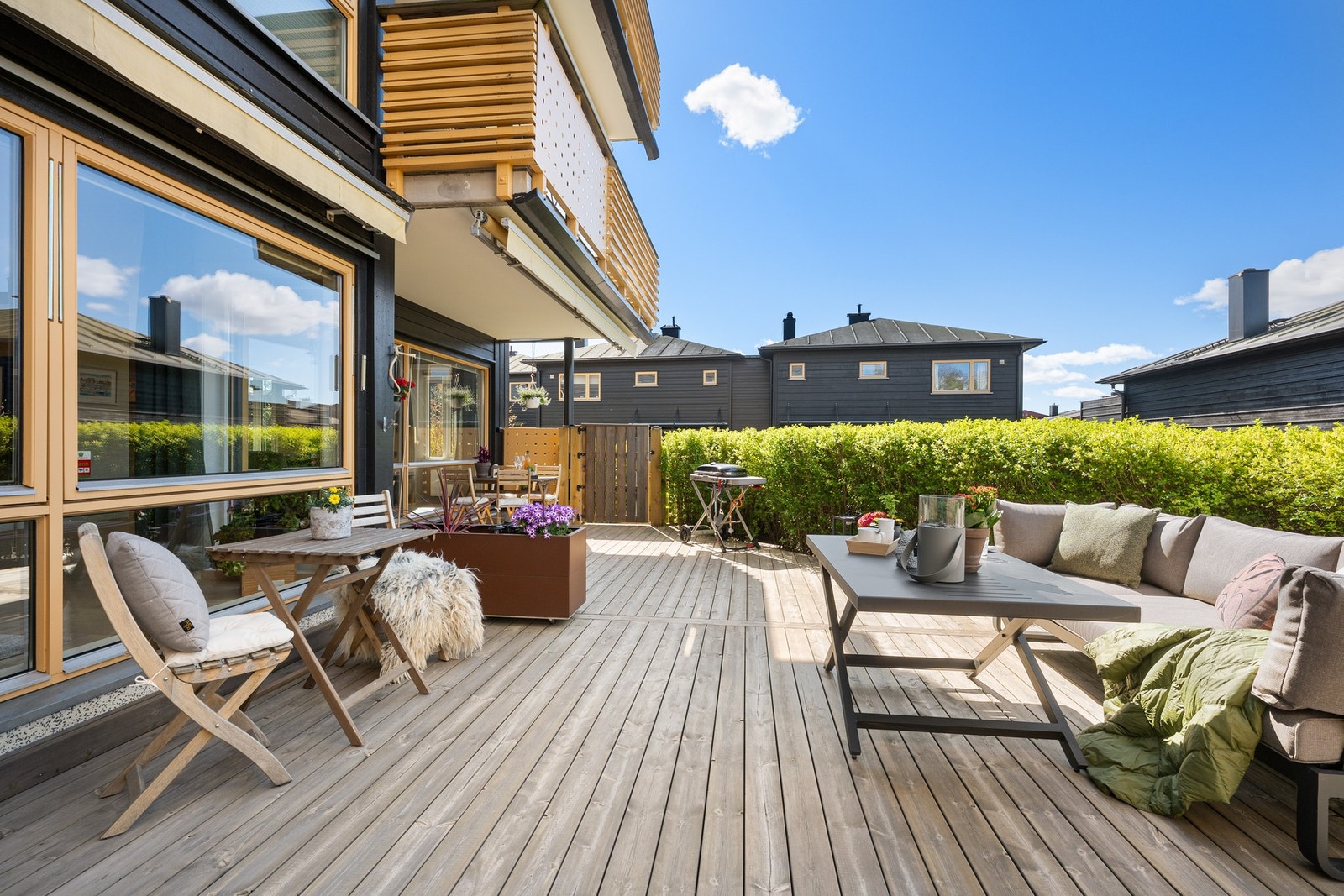 Fra stuen er det direkte utgang til den vestvendte markterrassen, som fremstår som en naturlig forlengelse av oppholdsrommet. Markise gir god fleksibilitet på solrike dager. Galleribilde
