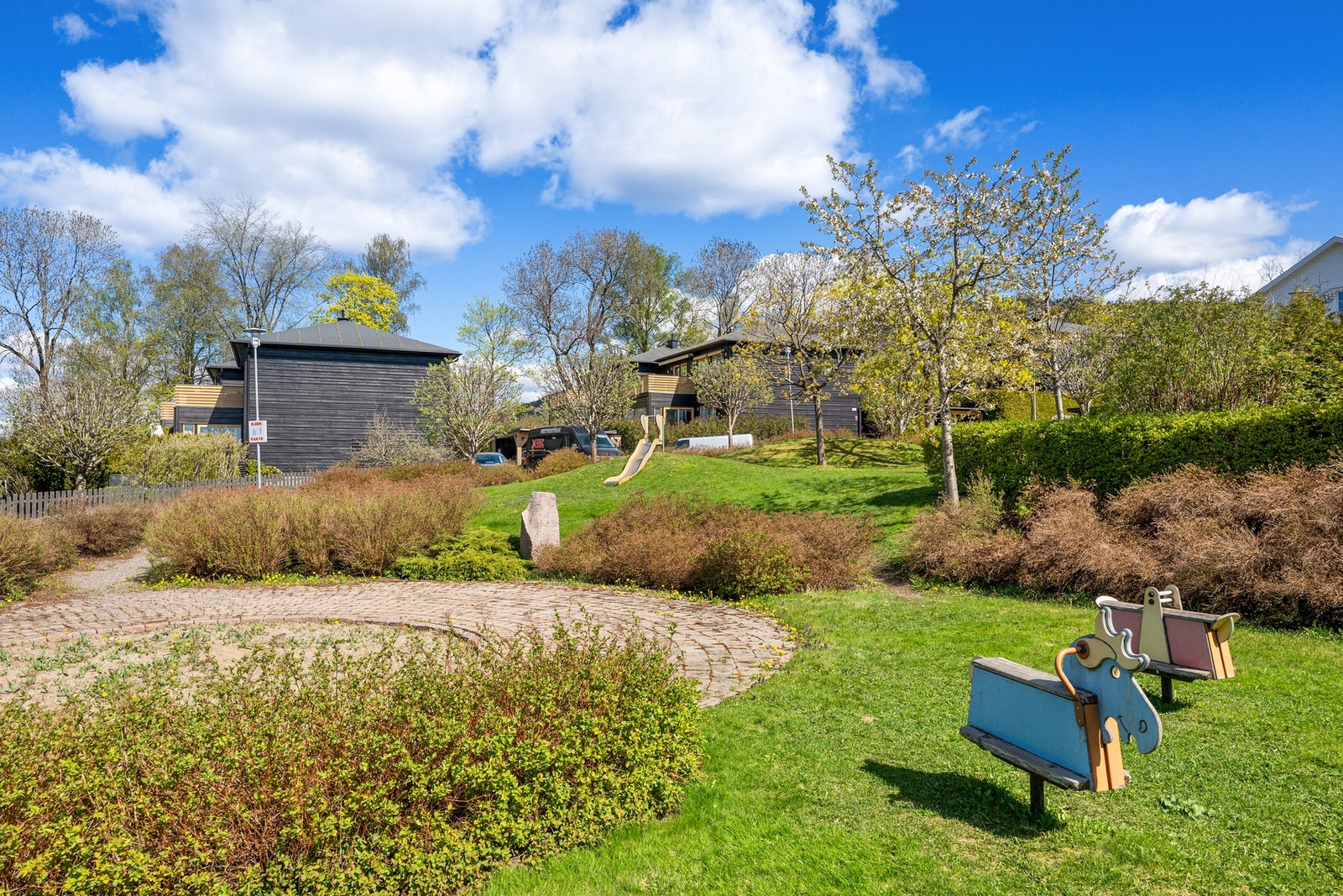 Sameiet Vestre Voksen ligger grønt og tilbaketrukket på Bogstad, oppført i den tidligere eplehagen til Vestre Voksen gård. De pent opparbeidede fellesarealene gir et hyggelig og barnevennlig bomiljø. Galleribilde