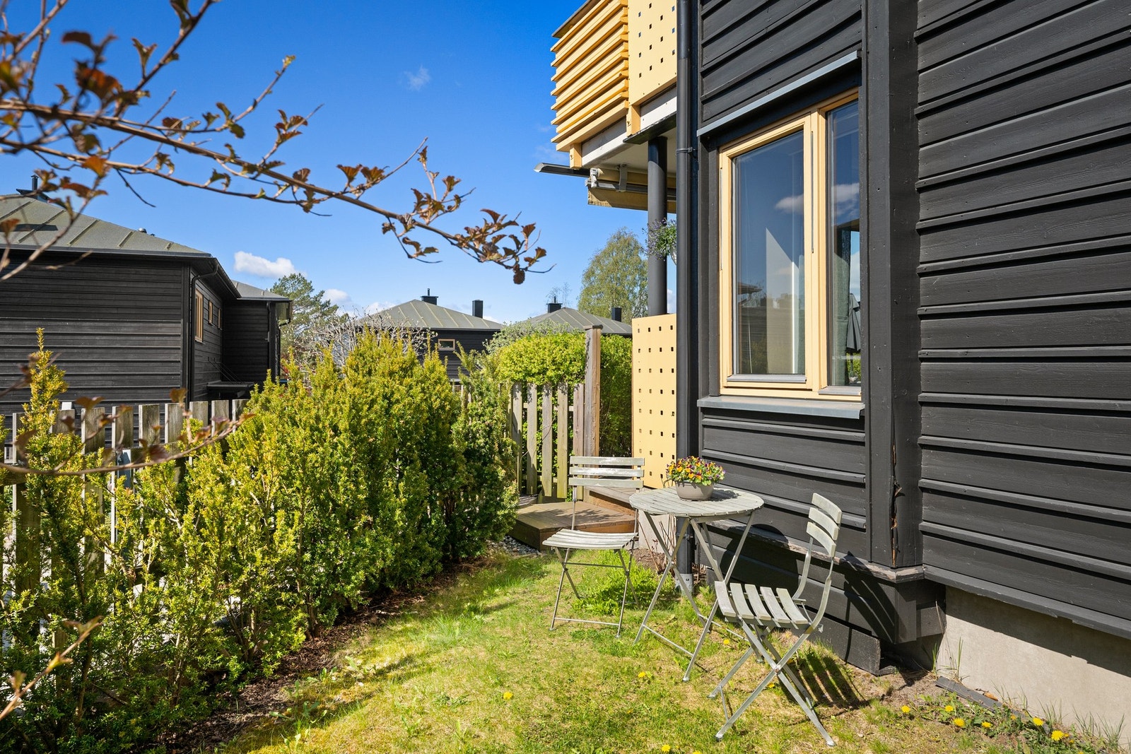 På sydsiden av boligen er det en hyggelig og skjermet uteplass, med plass til en liten sittegruppe og beplantning. En fin tilleggssone som nås via port fra markterrassen. Galleribilde
