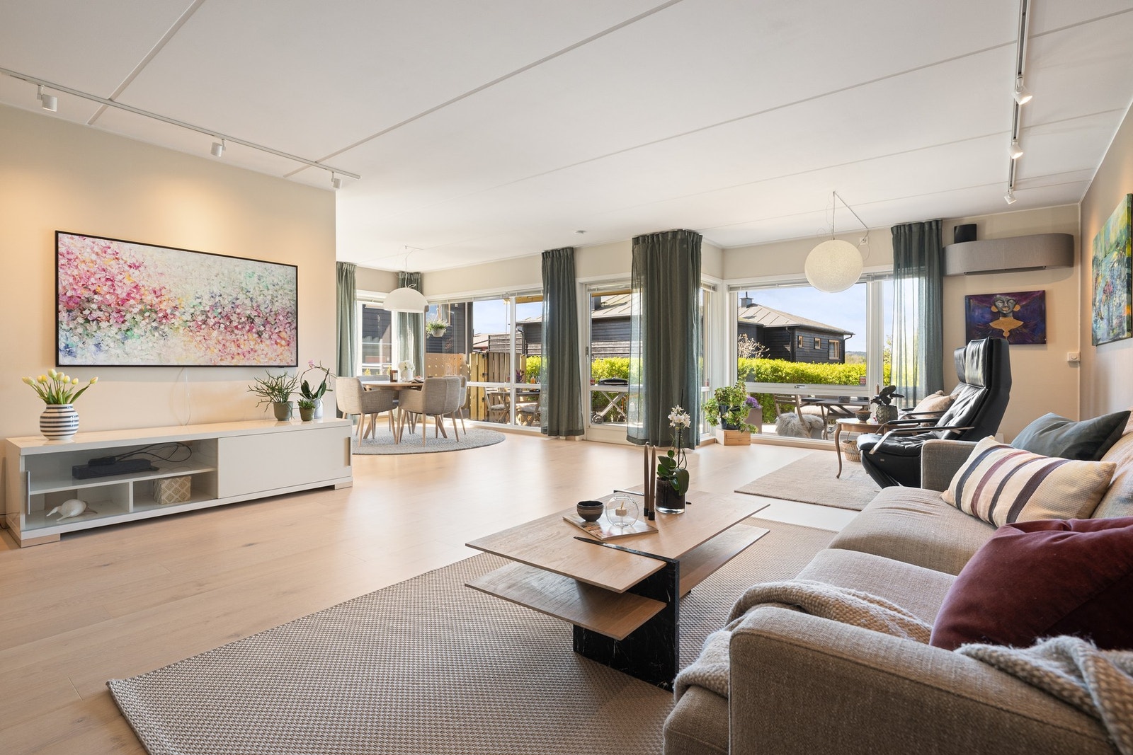Stor og innholdsrik 3-roms selveierleilighet med gjennomgående planløsning, to bad, garasjeplass med elbillader og trappefri adkomst med heis. Fra stuen er det direkte utgang til en vestvendt markterrasse på ca. 45 m². Galleribilde