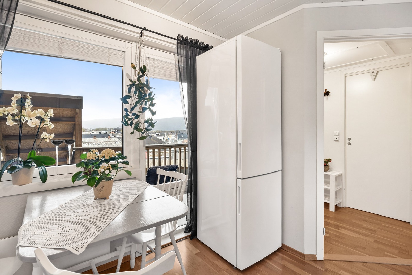 Utsyn mot bysentrum og nærområdet Galleribilde