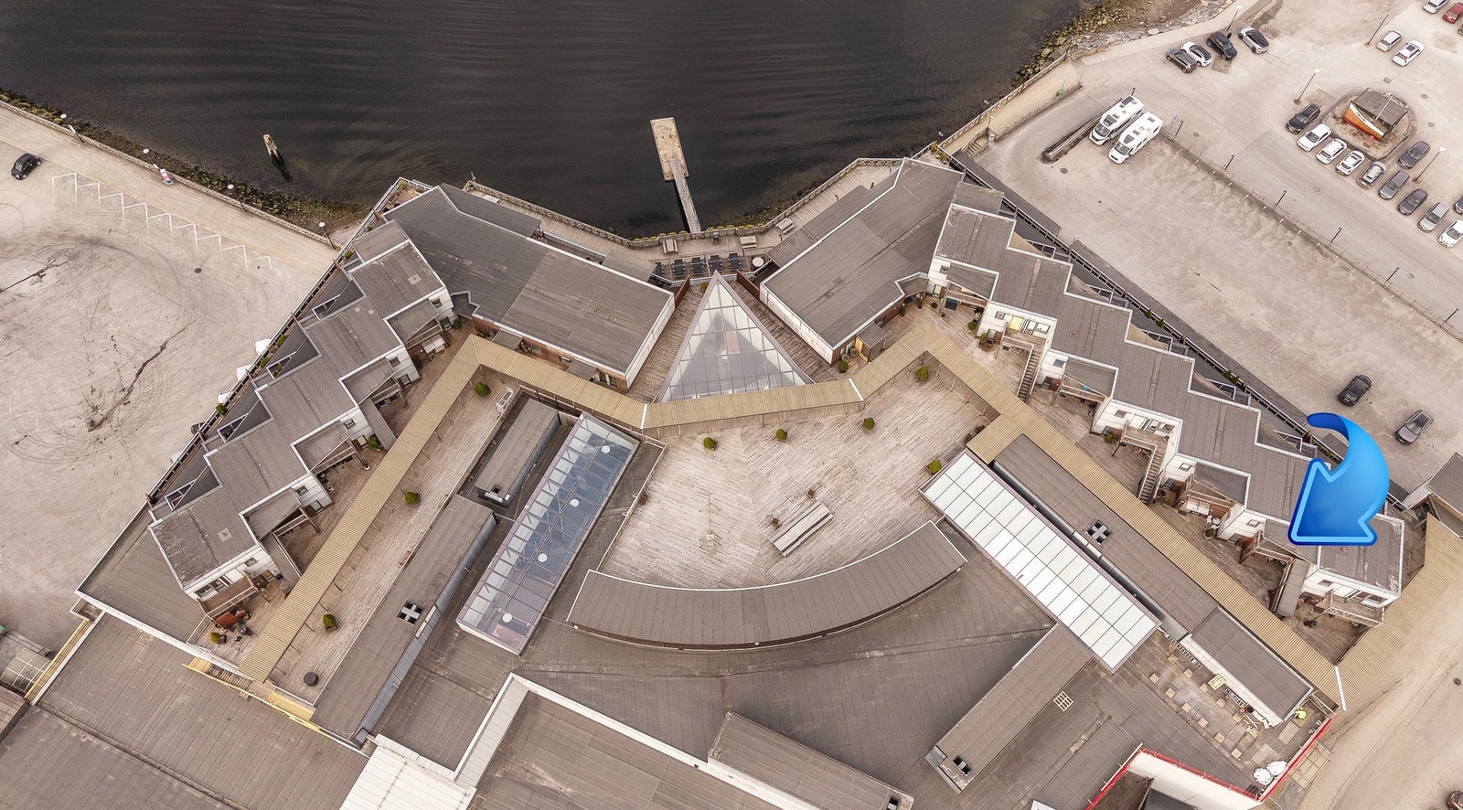 Takoverbygd svalgang til leilighetene og fine fellesarealer plassert i byggets midtparti Galleribilde
