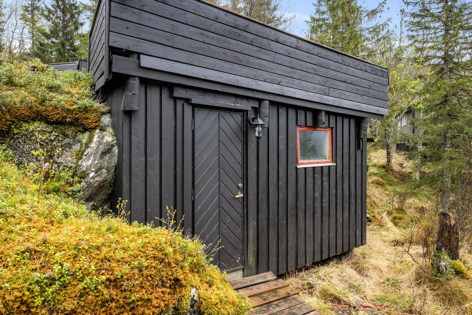 Frittstående bod/uthus med praktisk og solrik takterrasse Galleribilde