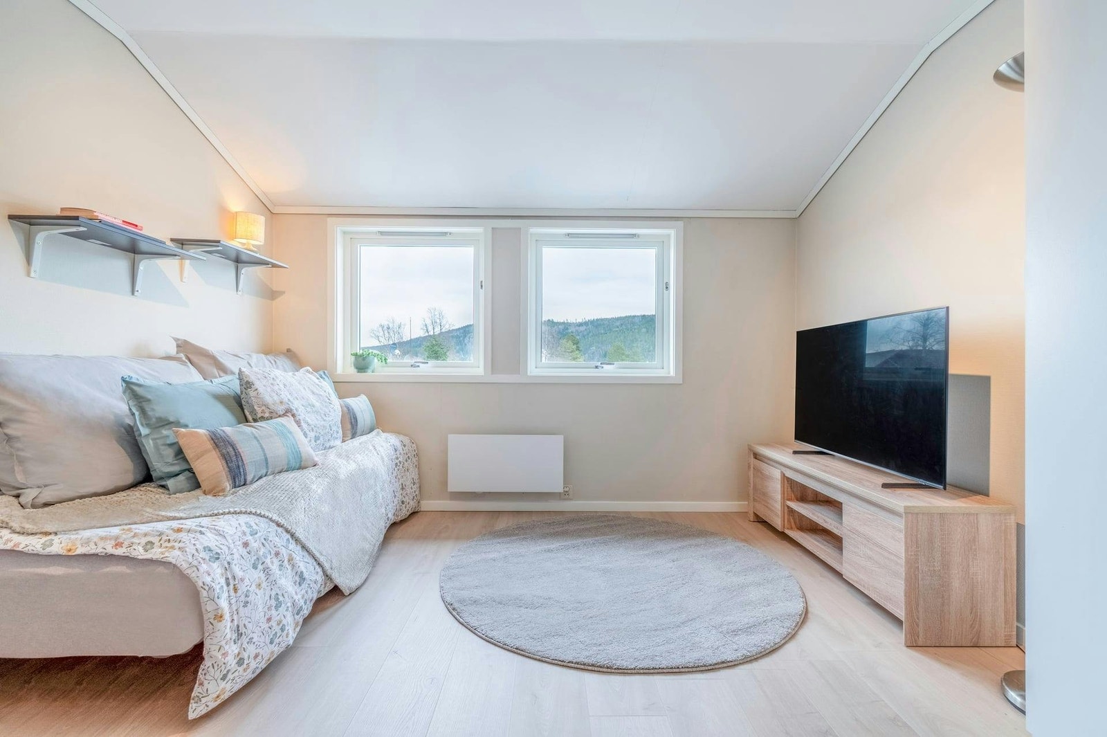 Hyblene kan møbleres med seng, TV-benk, sofa, klesskap, bord/pult og stoler. Galleribilde