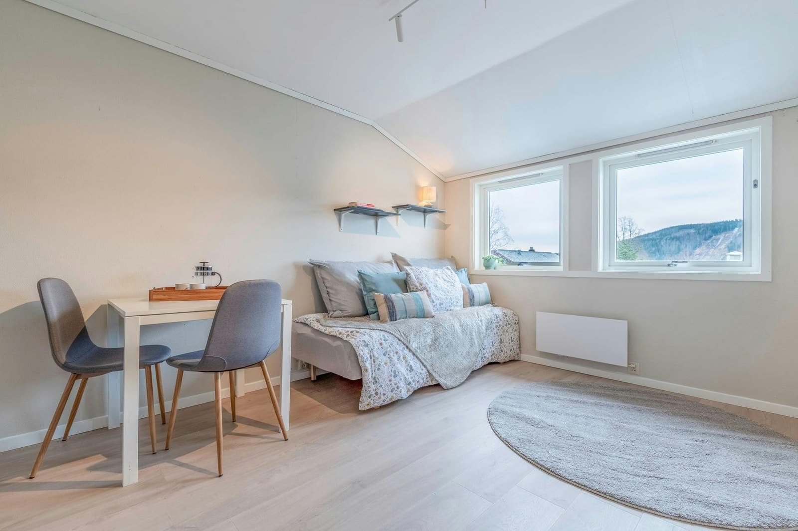 Det er god plass til 90cm-seng. Utleier kan sette inn 120-seng i stedet. Galleribilde