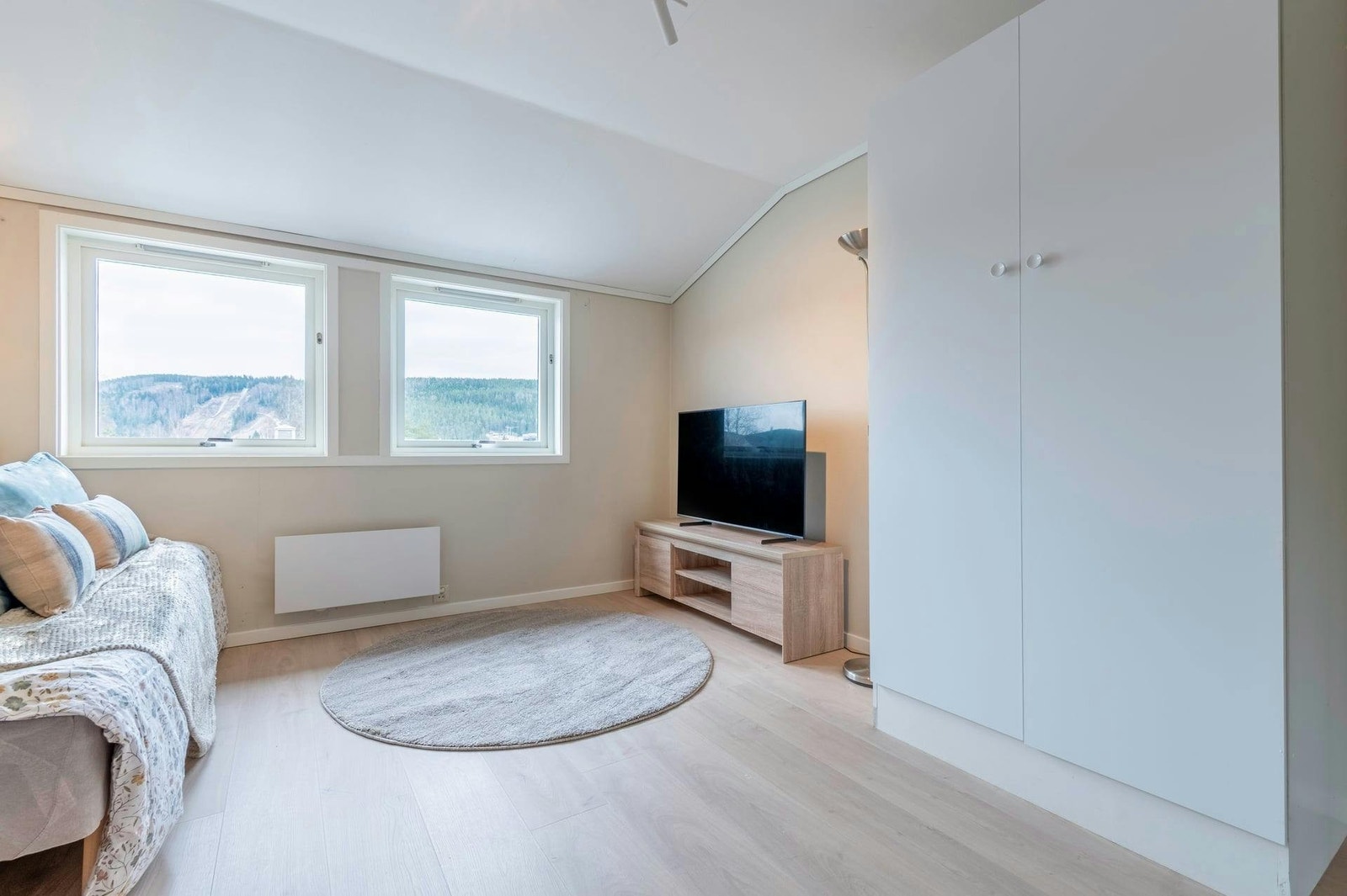 TV følger med. Fiber 1000/1000, strøm og varmtvann er også inkludert i leien. Galleribilde