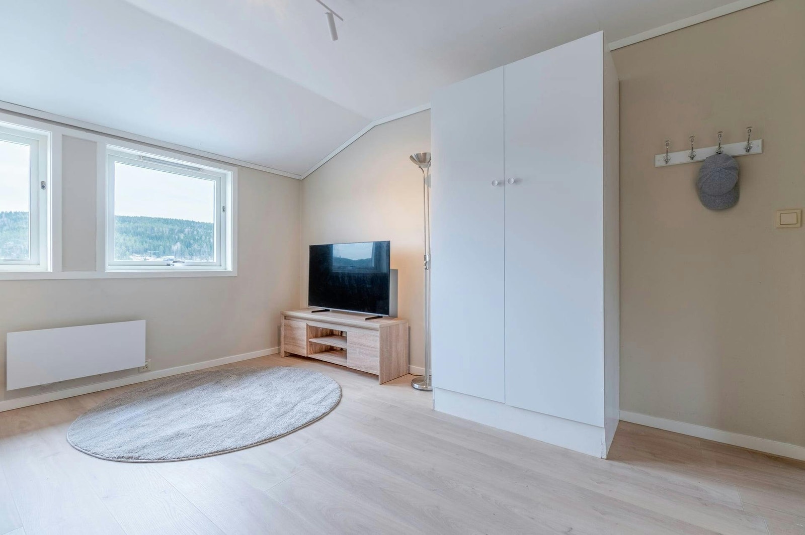 Hybelen har nok lagringsplass for én person. Galleribilde