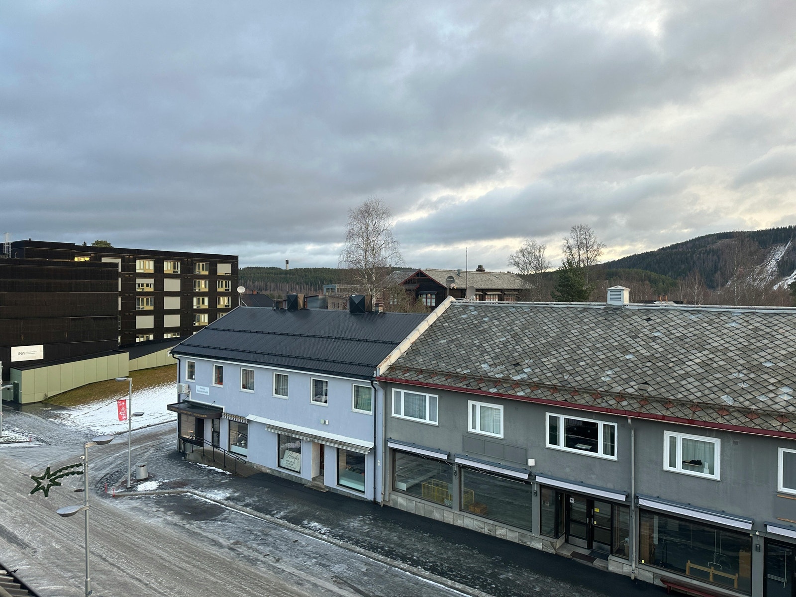 Utsikt fra en av hyblene i november. Universitetet er synlig bak nærmeste bygg Galleribilde