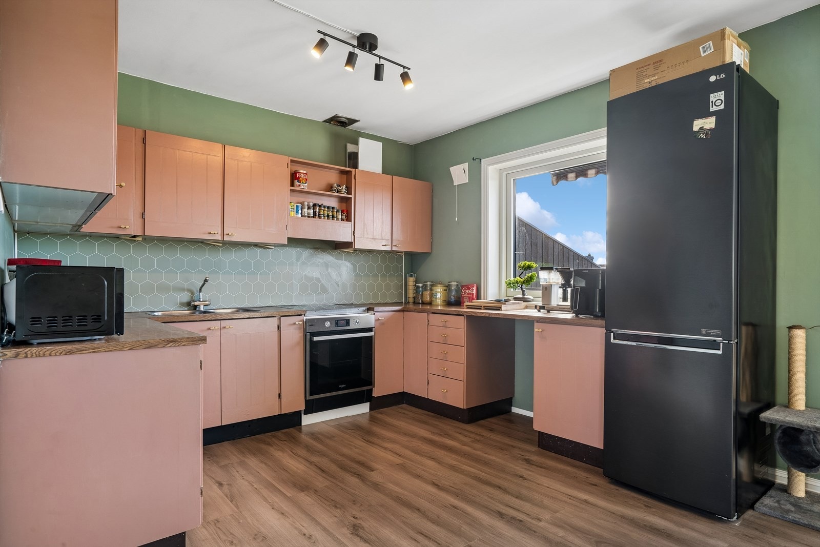 Eldre malt kjøkkeninnredning. Galleribilde
