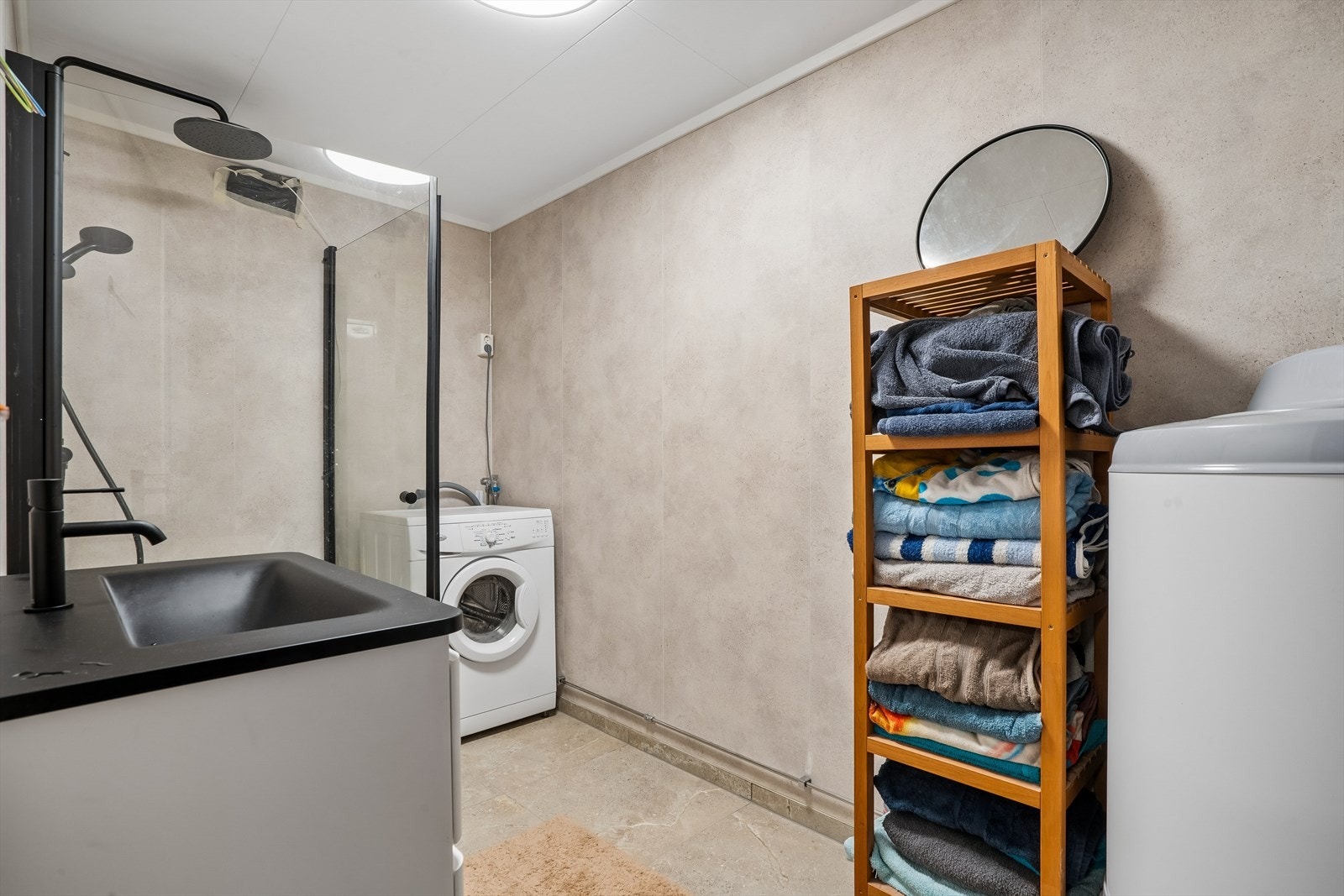 Badet er totalrenovert i 2025 med nye fliser på gulv og våtromsplater på vegger. Det er etablert nytt røropplegg, sluk, membran/tettesjikt, samt ny innredning. Galleribilde
