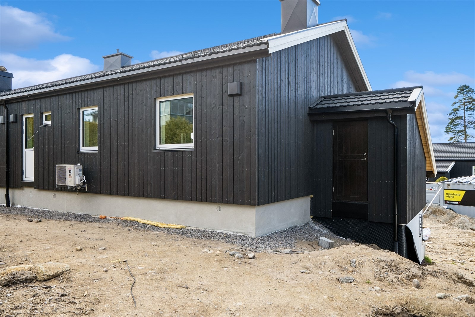 Eier opplyser at utvendig tilbakeføring av opparbeidelse/terreng, trapper og betongheller på mark vil bli utført i borettslagets regi ved ferdigstillelse av dreneringsarbeidene. Galleribilde