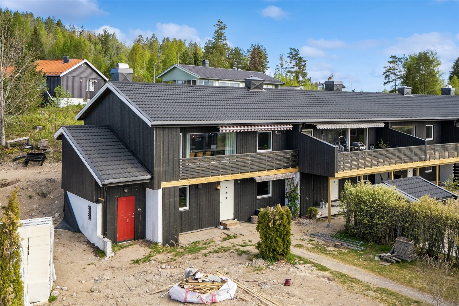 Rekkehuset er fint beliggende i et veletablert og rolig område i Skriverskogen. Galleribilde