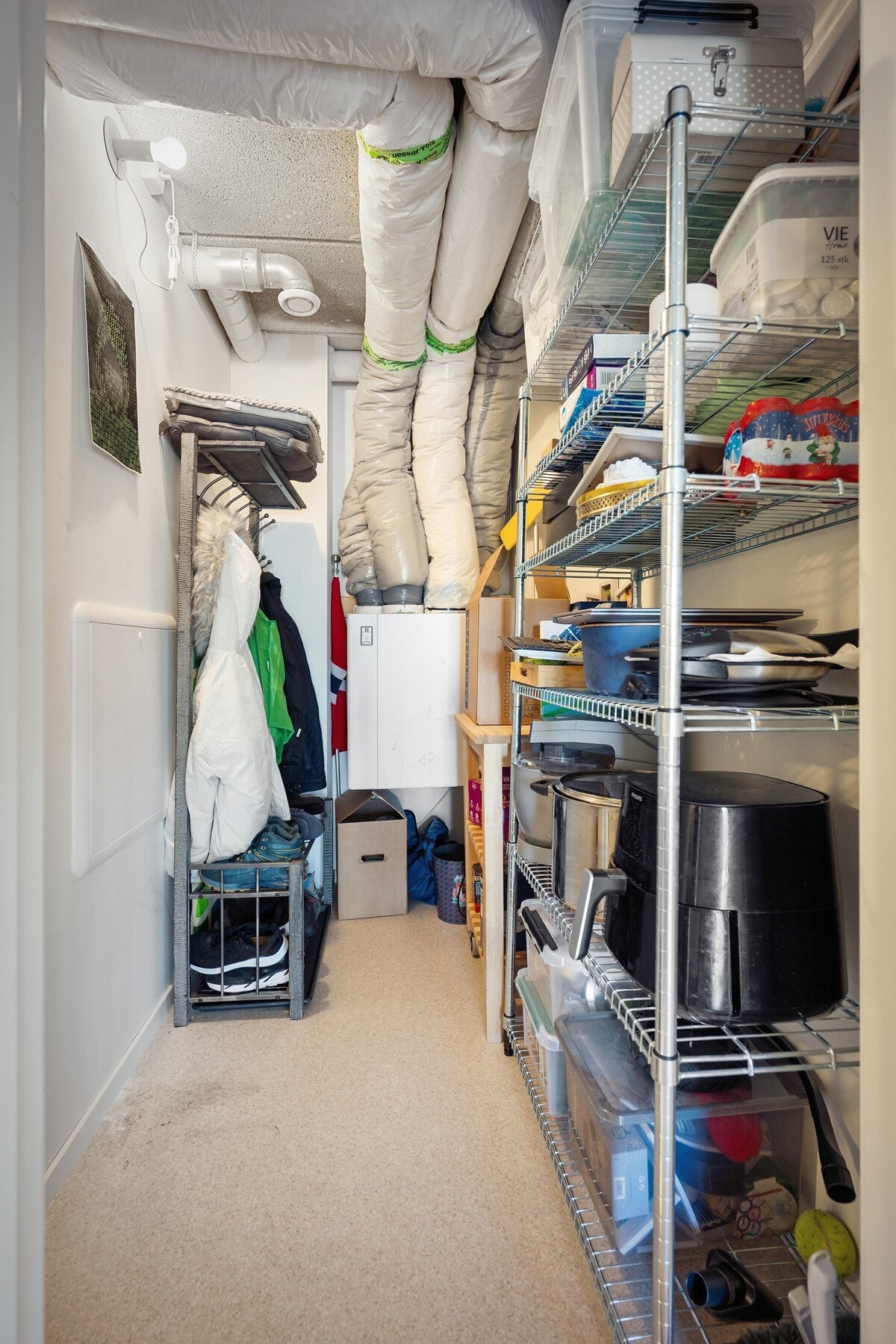 Praktisk og romslig innvendig bod med gode oppbevaringsmuligheter. Galleribilde