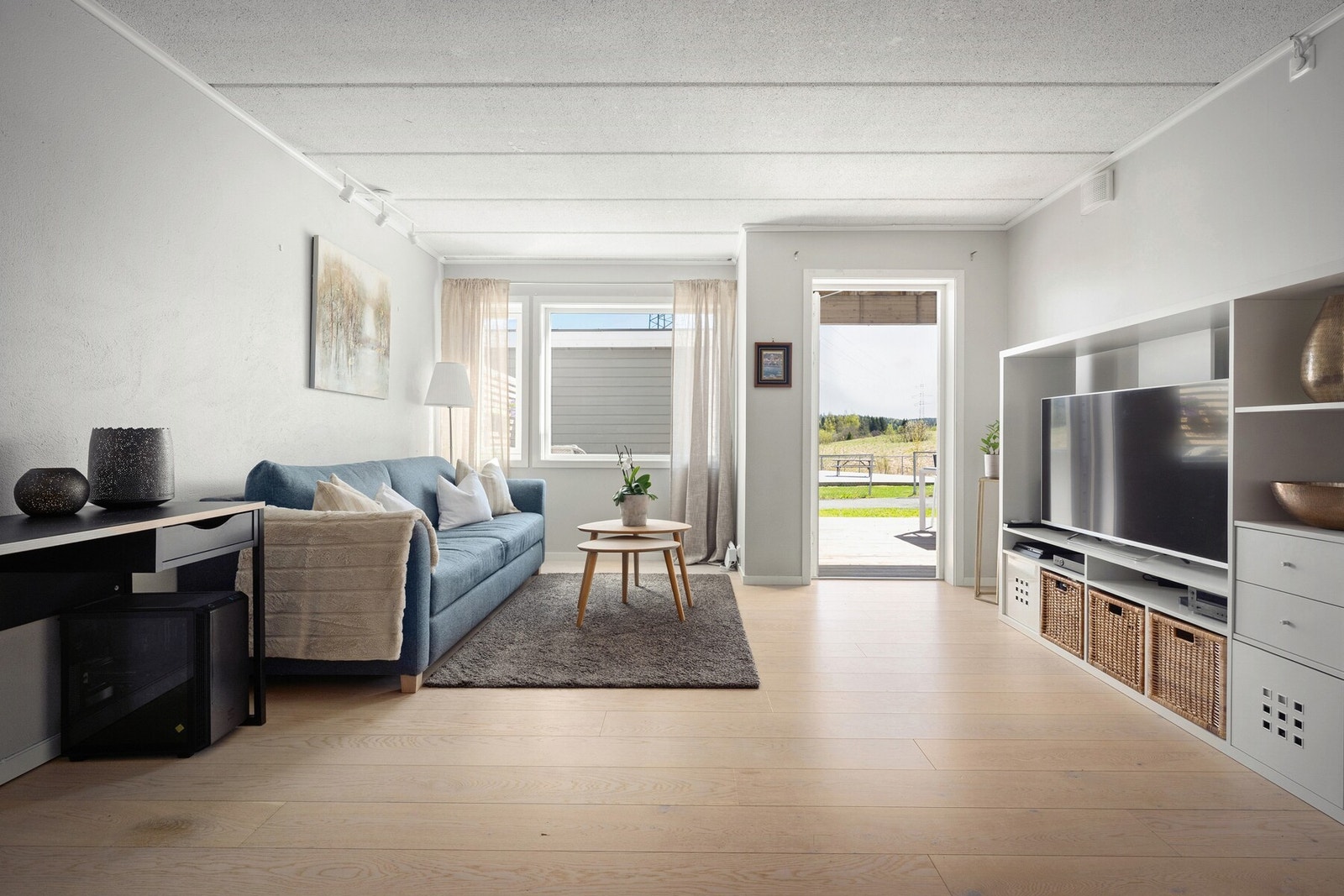 Her får du en moderne og innbydende bolig med lyse overflater og en praktisk planløsning. Galleribilde
