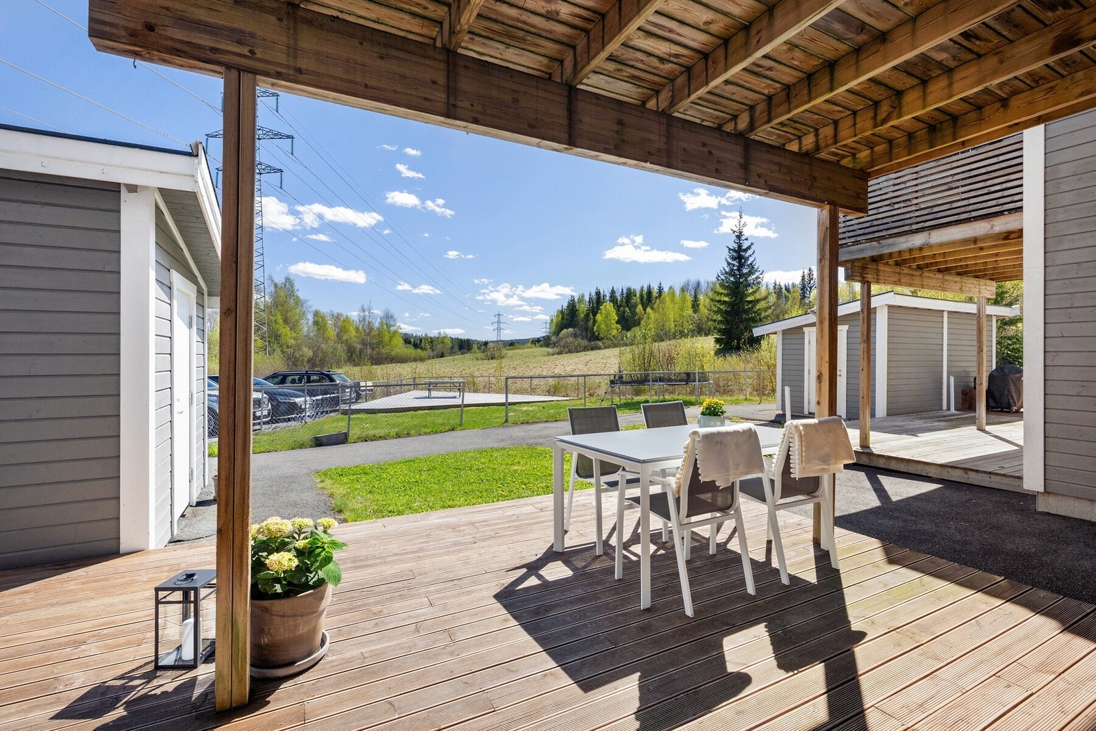Her bor du i rolige og familievennlige omgivelser med kort vei til Vågvannet, marka, servicetilbud og kollektivtransport. Galleribilde