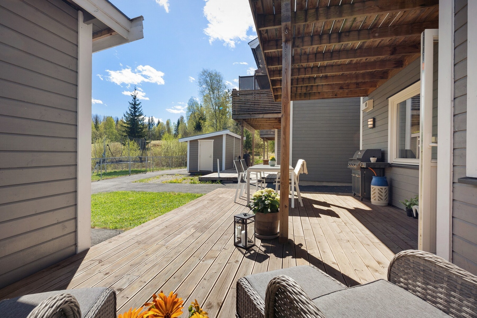 Stor og innbydende markterrasse med god plass til både sittegrupper, spisebord og grilling. Galleribilde