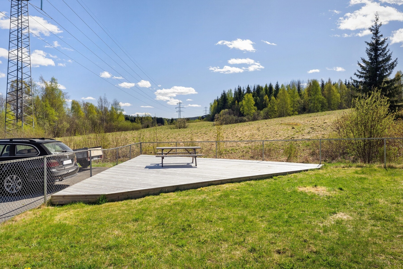 Eiendommen ligger i et rolig og naturskjønt boligområde i Ytre Enebakk, med umiddelbar nærhet til skog og mark. Området oppleves som svært trygt og familievennlig, med lite trafikk og gode oppvekstvilkår. Galleribilde