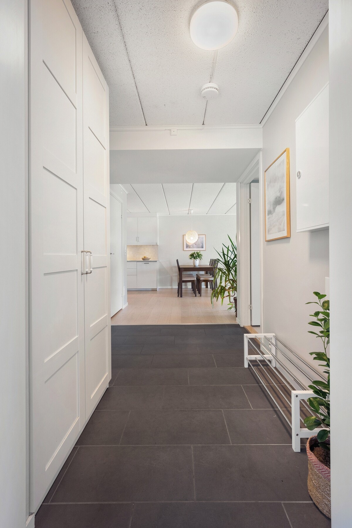 Lys og innbydende entré med gode oppbevaringsmuligheter i praktisk skyvedørsgarderobe. Galleribilde
