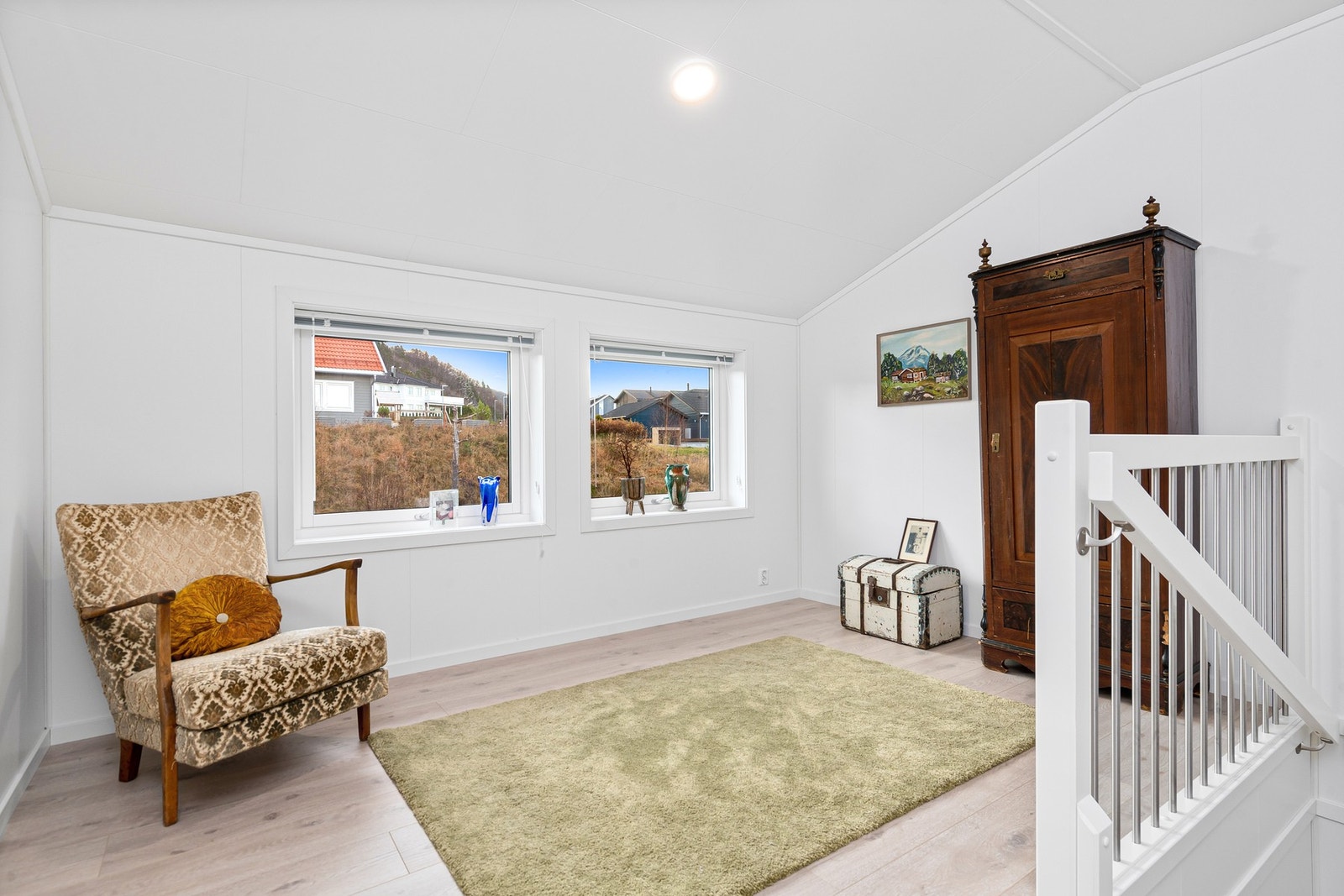 Boligen går over 2 plan og har stue, 3 soverom og bad i loftetasjen. Bilder er fra en tilsvarende bolig. Avvik kan derfor forekomme. Galleribilde