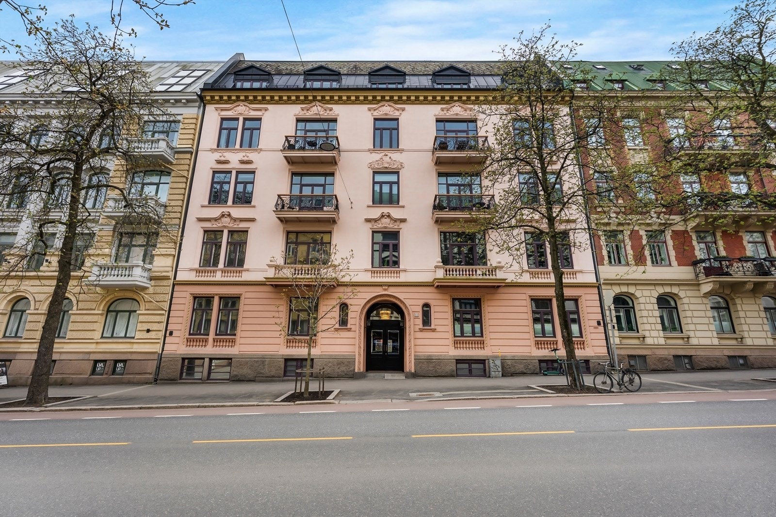 Hele boligen ligger vendt mot stille bakgård Galleribilde