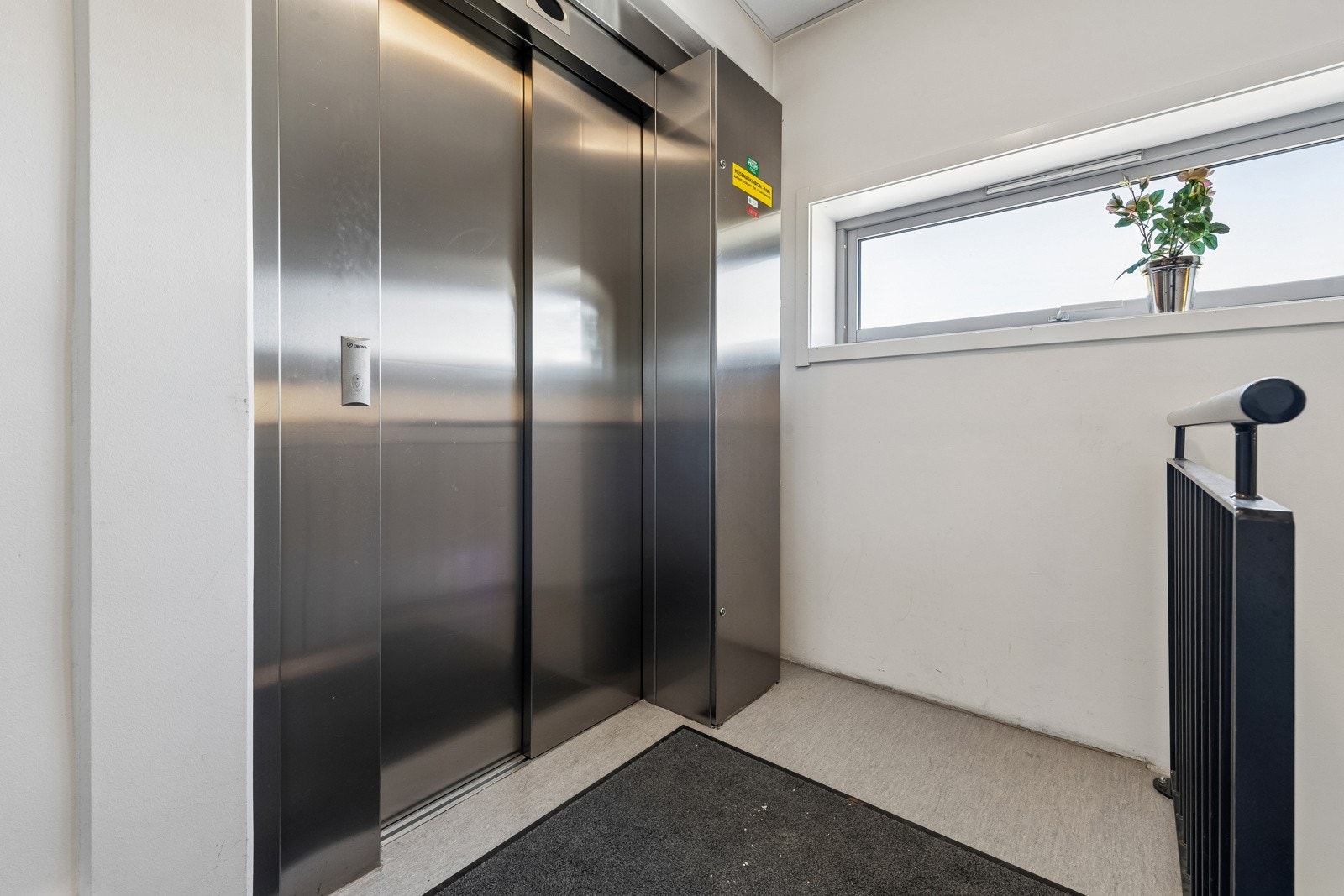 Adkomst til leiligheten via innvendig trappeoppgang eller heis. Galleribilde