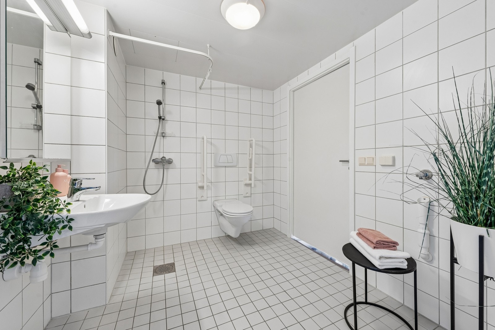Det er direkte adkomst både til soverom og entre fra baderommet. Galleribilde