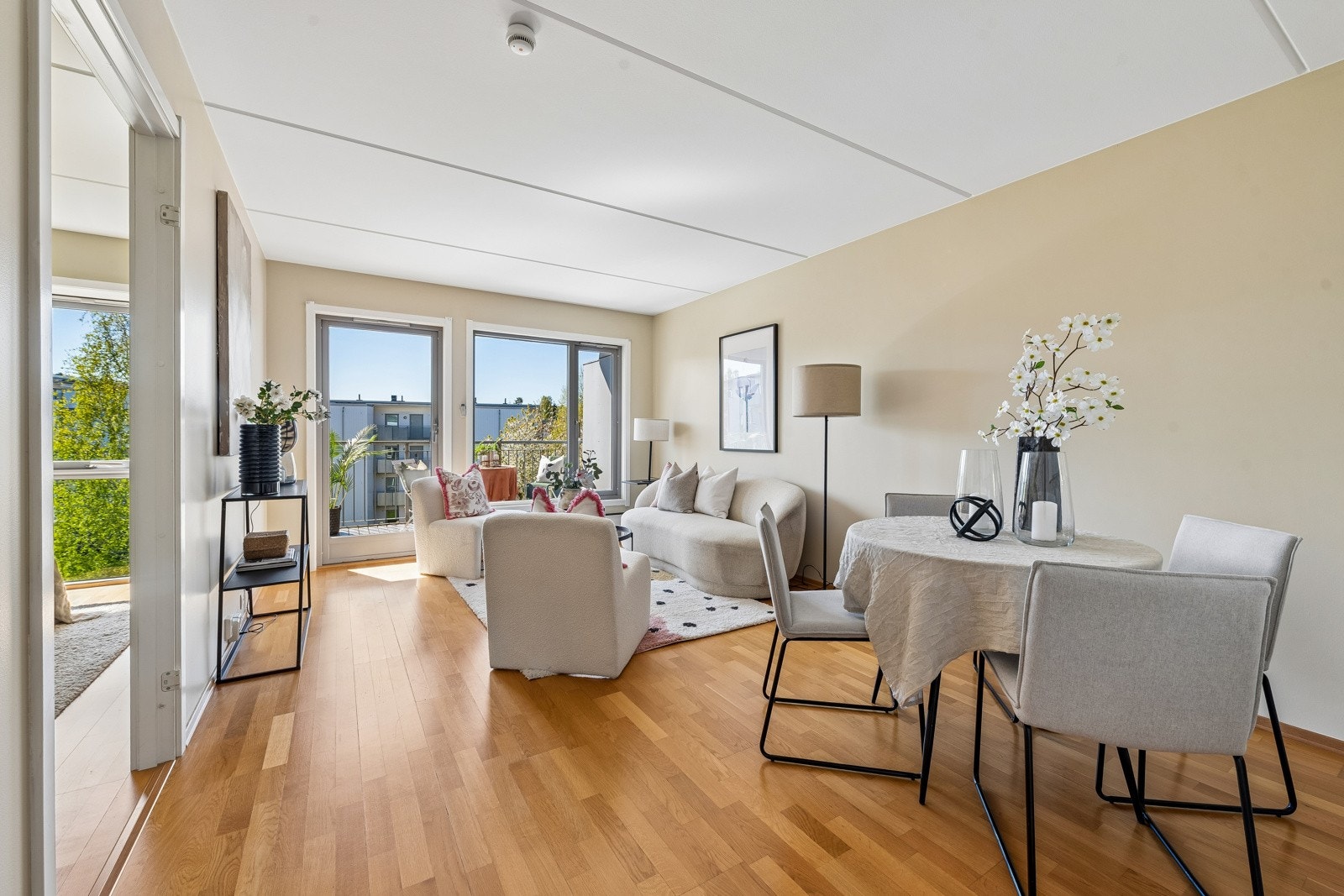 Lys stue med plass til spisebord i tillegg til sofagruppe. Galleribilde