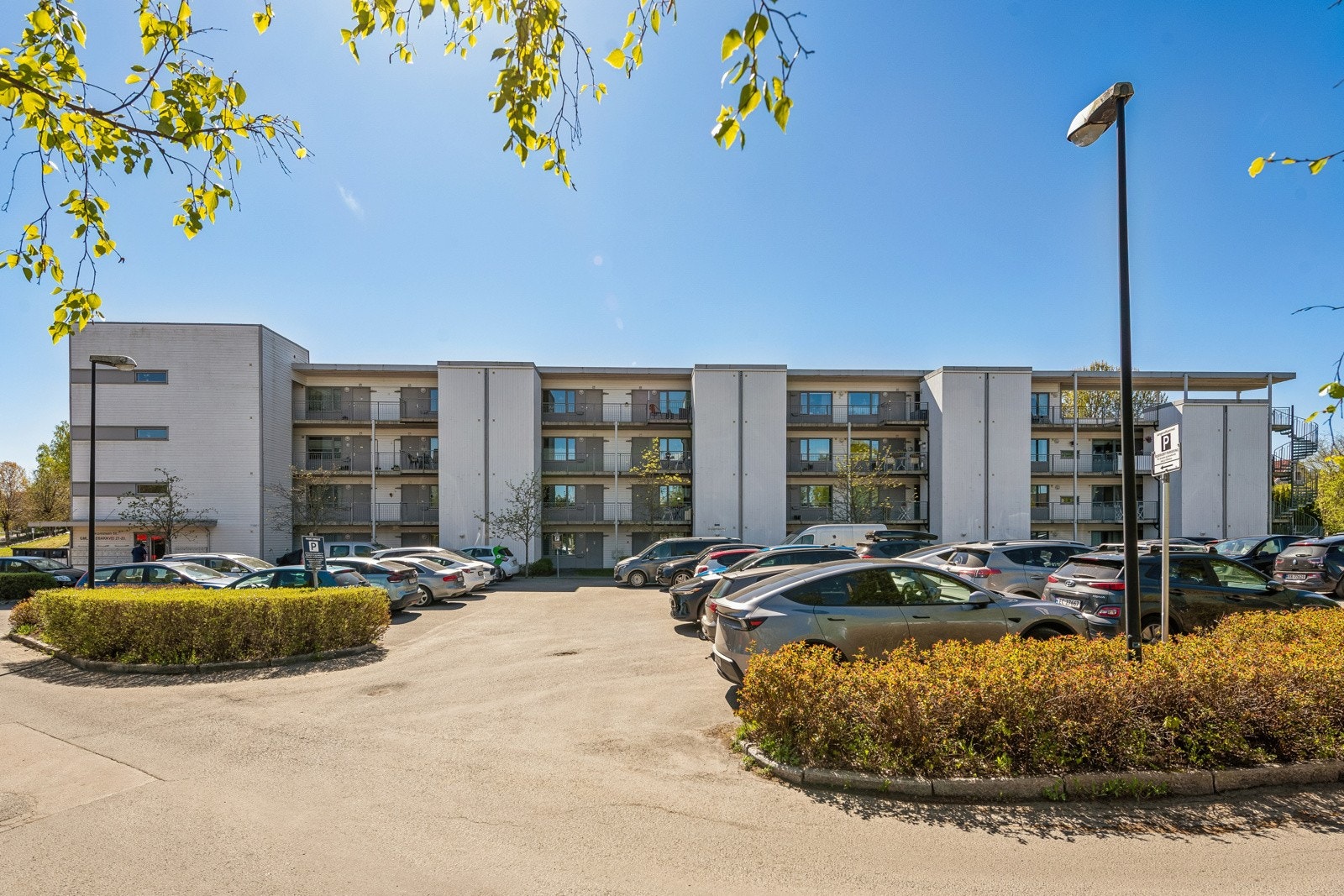 Borettslaget disponerer til sammen 11 biloppstillingsplasser hvorav 4 av disse er HC- plasser. 1 parkeringsplass per andel, dersom det er tilgjengelige plasser, som fritt kan benyttes av andelseiere i borettslaget. Galleribilde