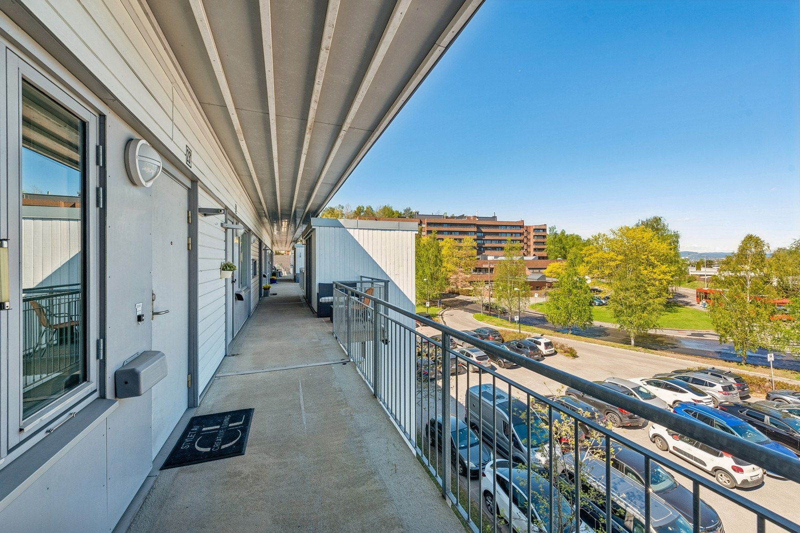 Adkomst til leiligheten via heis og utvendig svalgang. Galleribilde
