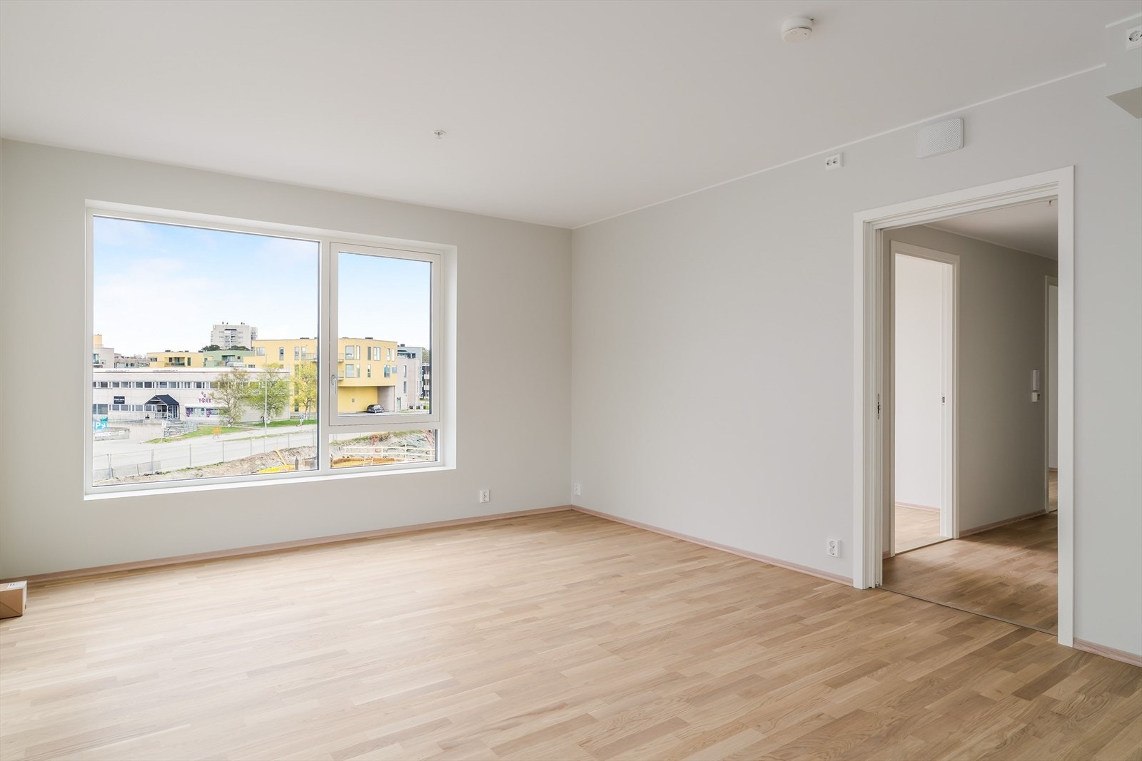 Leiligheten ligger i byggets 3. etasje og har en effektiv planløsning med åpen stue- og kjøkkenløsning, to soverom, bod og bad. Galleribilde