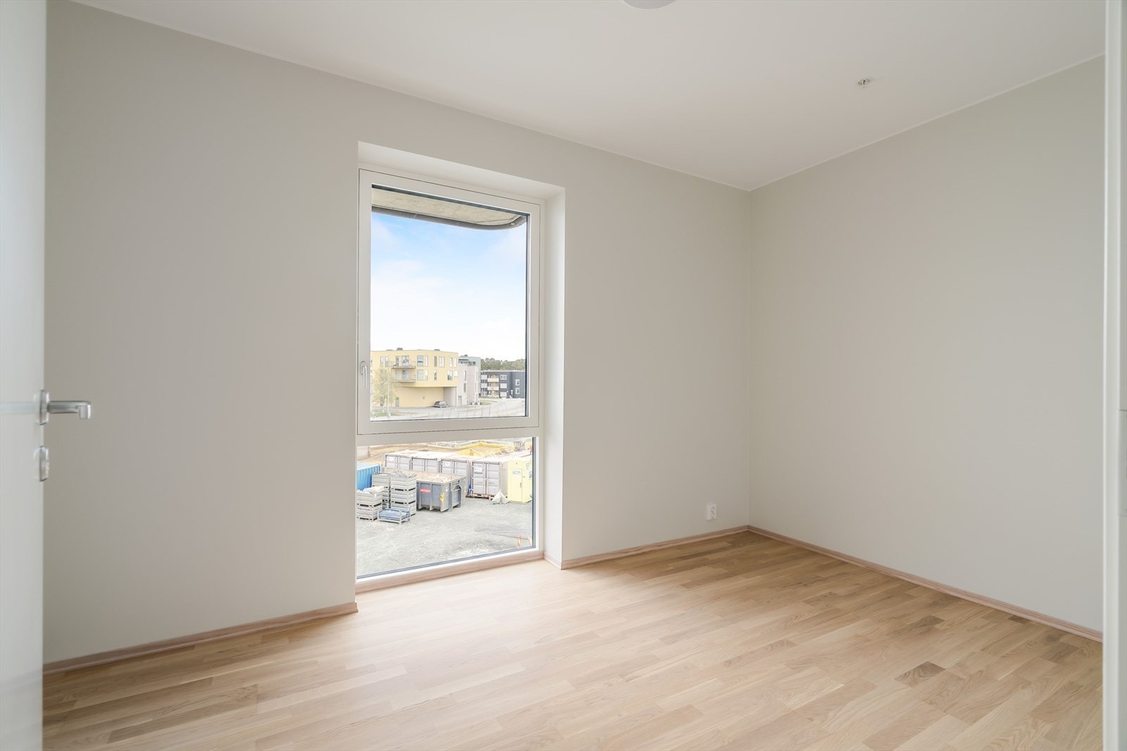 Det største soverommet har god plass til dobbeltseng, garderobeløsning og annet møblement. Galleribilde
