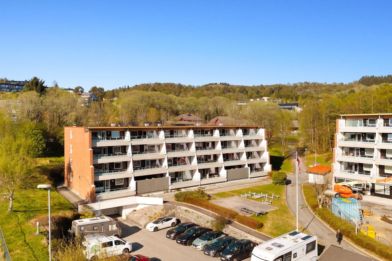 Leiligheten ligger i et etablert og populært borettslag med sentral beliggenhet på Flaktveit. Her bor man i rolige omgivelser samtidig som man har alt man trenger til det daglige innen kort avstand. Galleribilde
