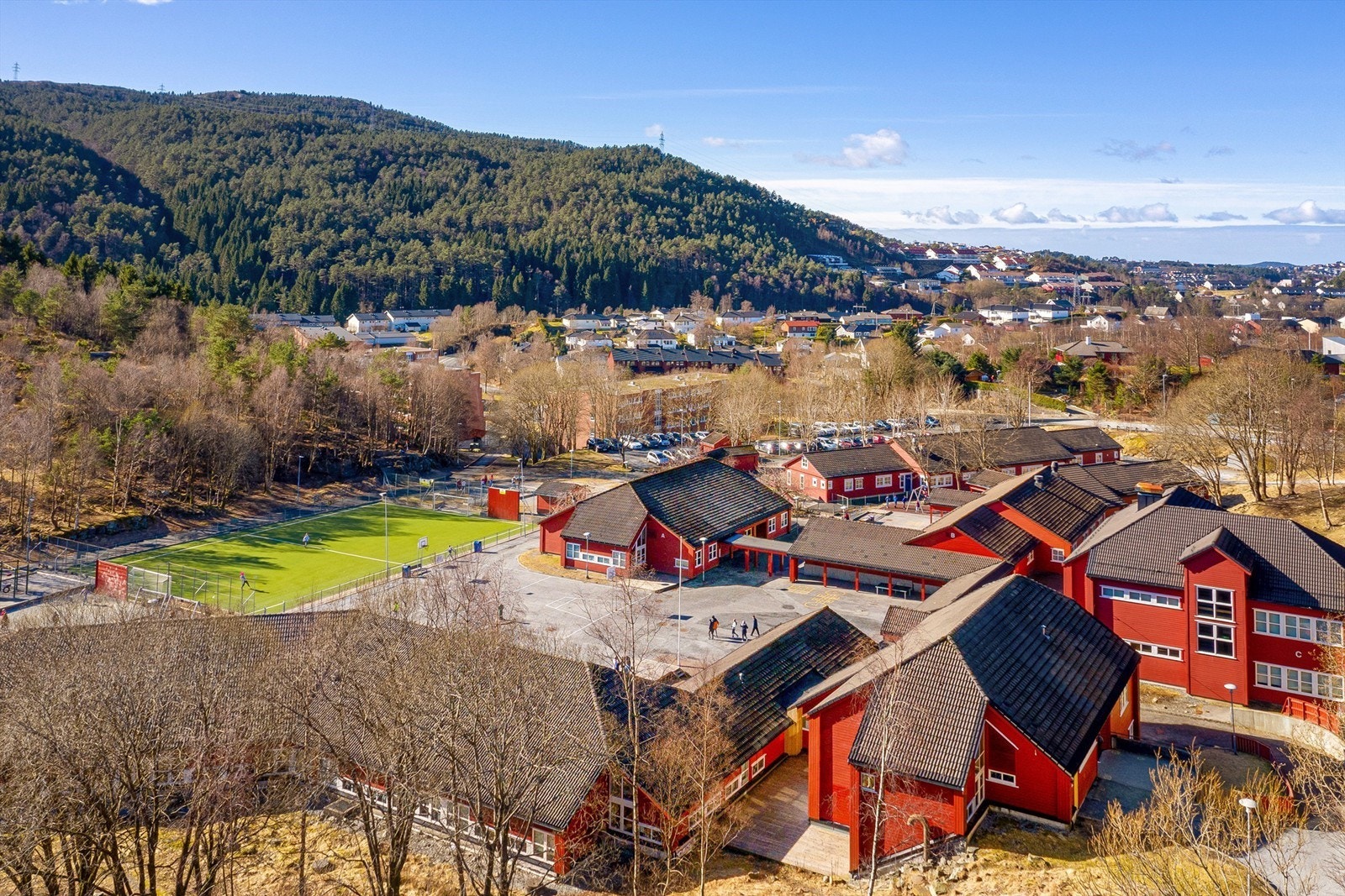 Flaktveit barneskole og barnehage ligger innen gangavstand Galleribilde