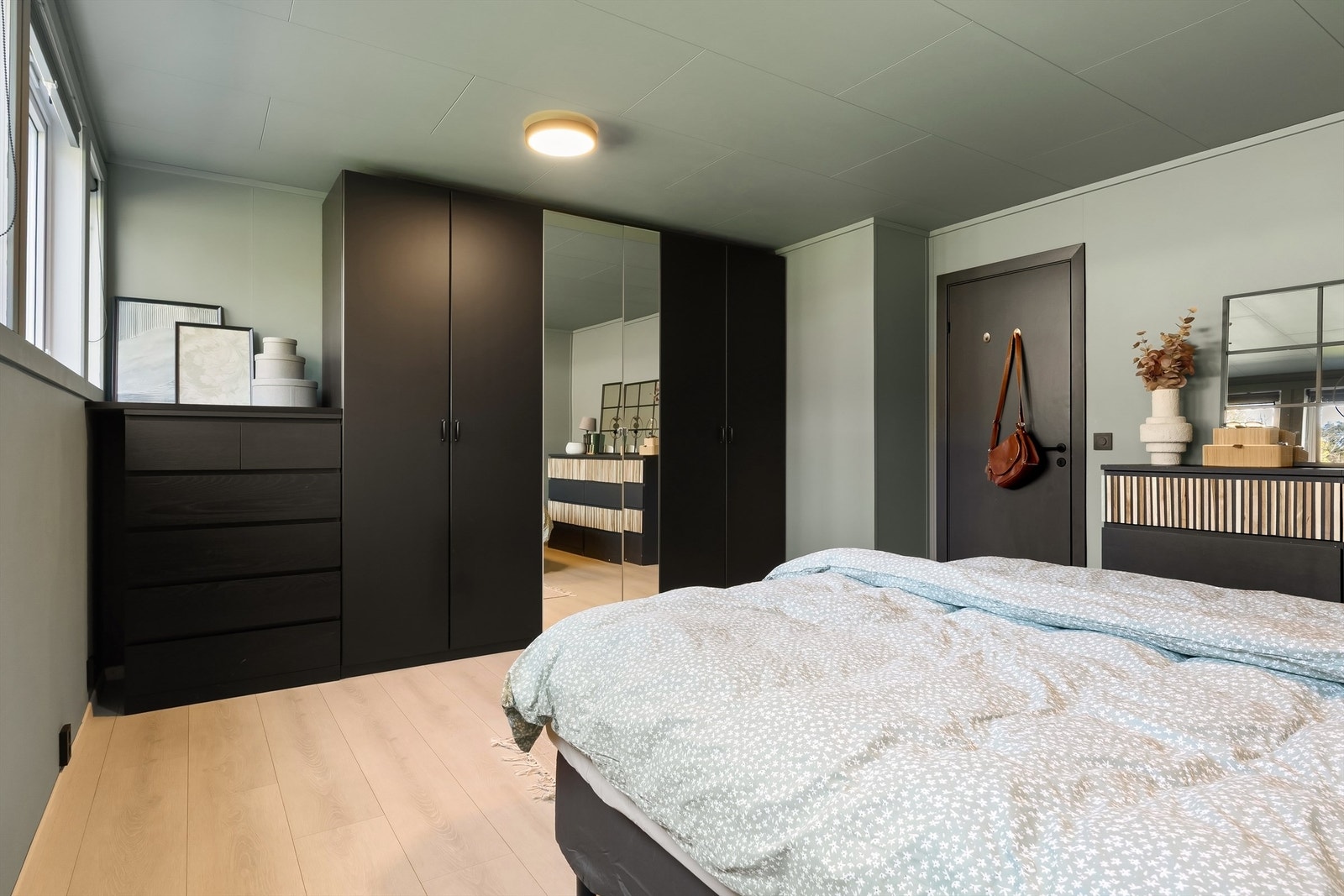 Den store garderoben sørger for rikelig med oppbevaringsplass. Galleribilde
