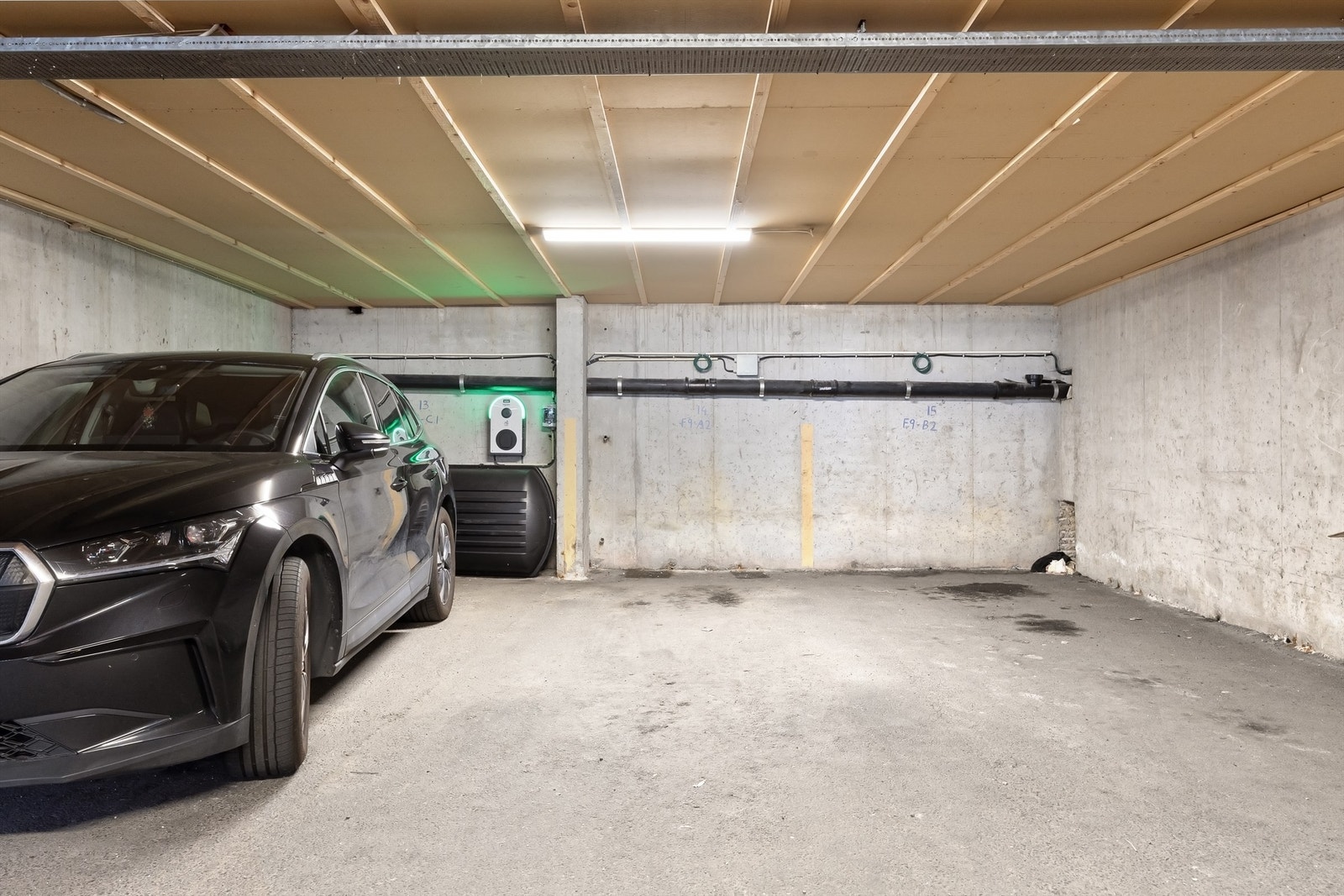 Med leiligheten følger det fast garasjeplass i felles garasjeanlegg under blokken med mulighet for å installere el-bil lader. Galleribilde