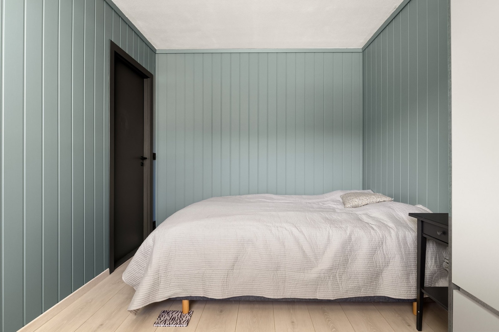 God plass til stor seng og garderobe. Galleribilde