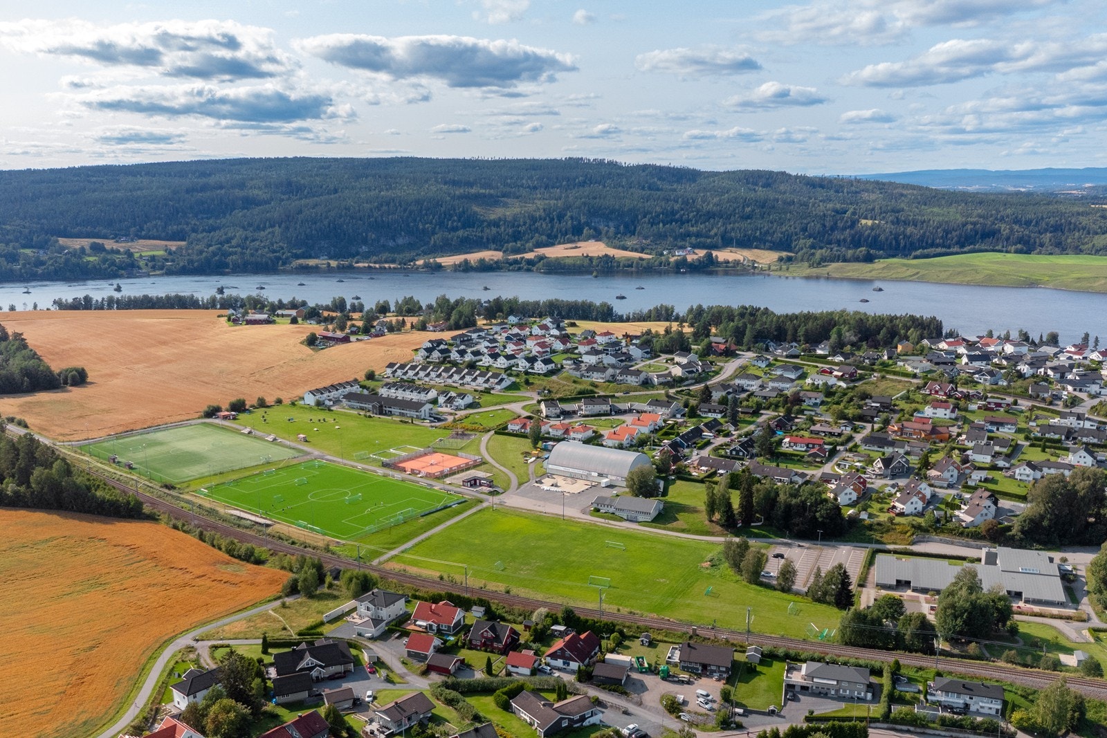 Idrettsbanene på Sørumsand ligger like ved eiendommen. Galleribilde