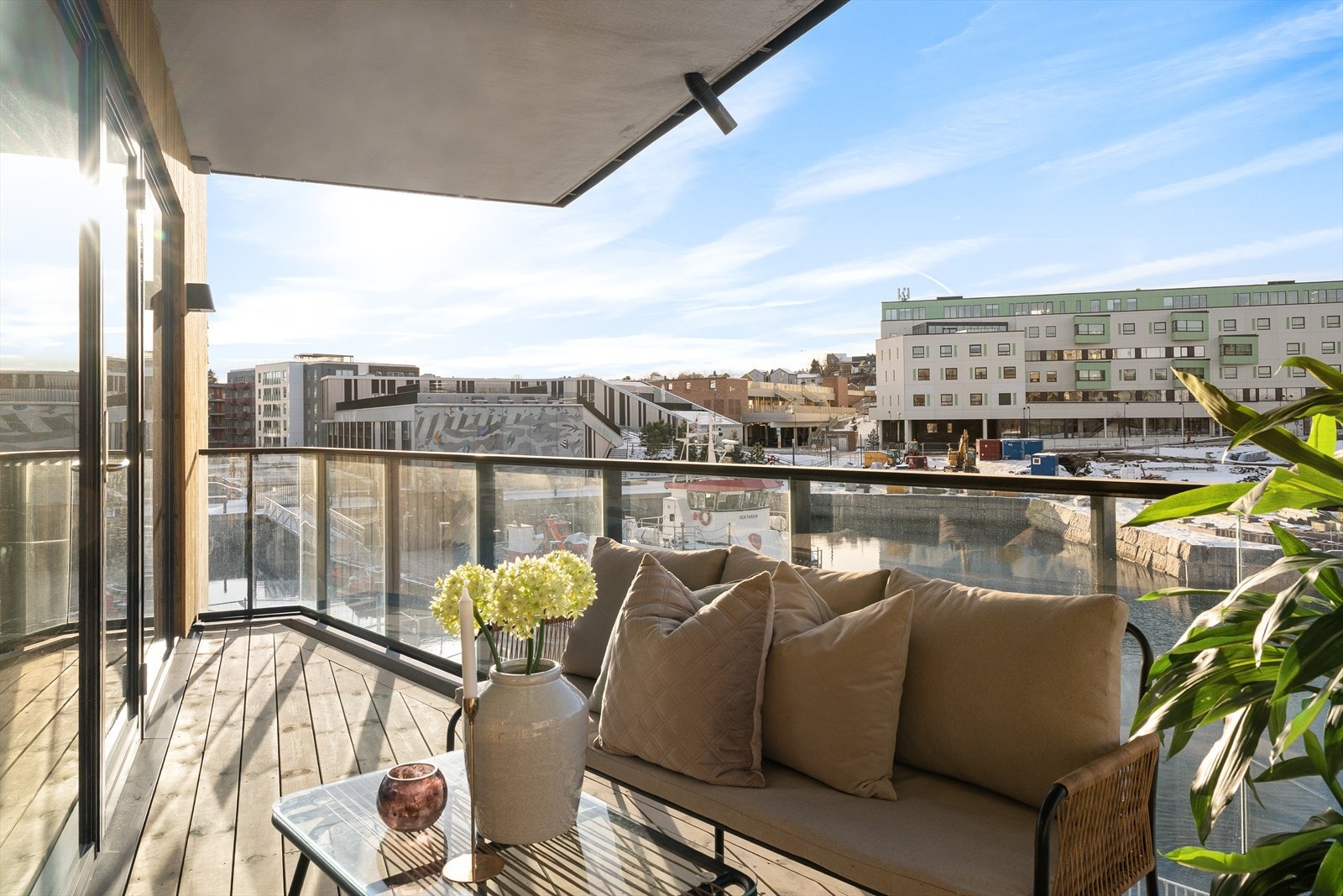 Solrik og romslig balkong med utsikt mot kanalen. En privat og skjermet uteplass med god plass til loungegruppe. Galleribilde