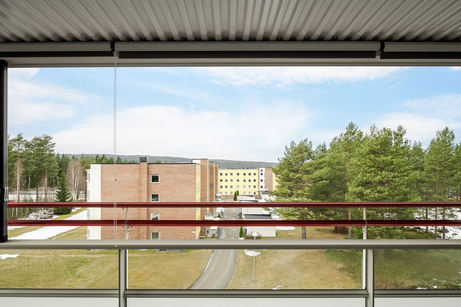 Beliggenheten i byggets toppetasje og mot vest sørger for gode solforhold til sent på kveld. Dette er uten tvil en fin plass for lange og late sommerdager! Galleribilde