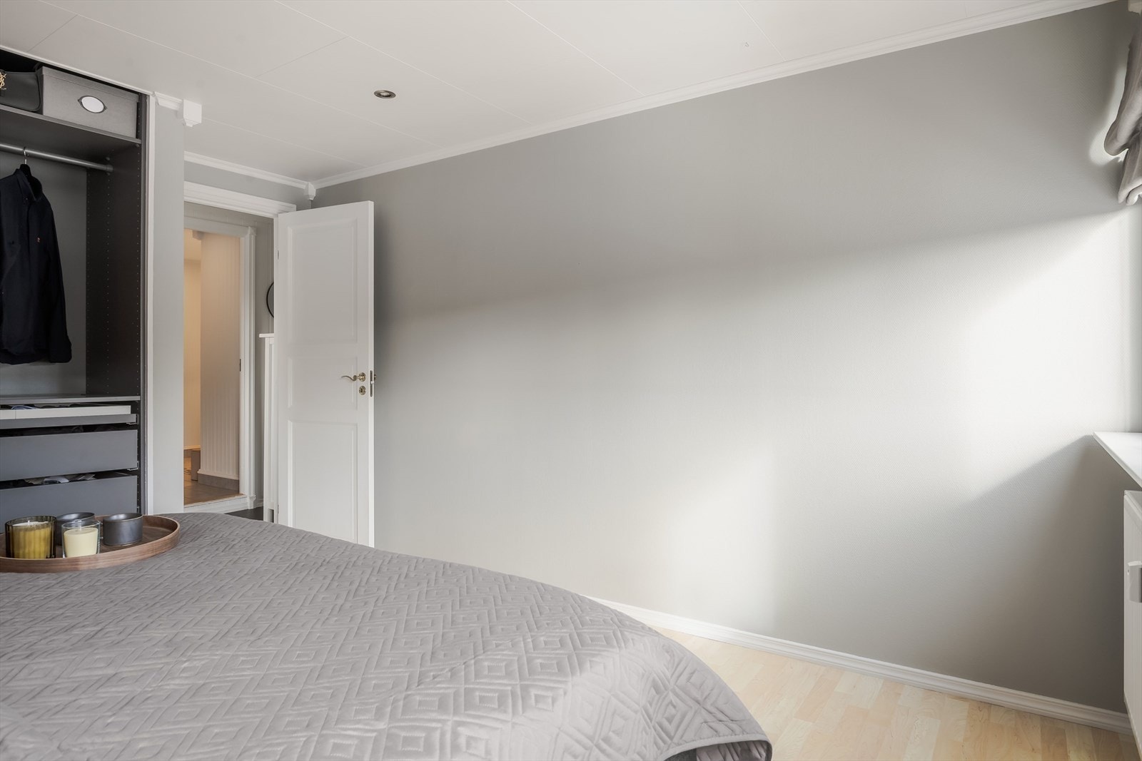 På soverommet er det også plass til en kontorpult eller kommoder. Galleribilde