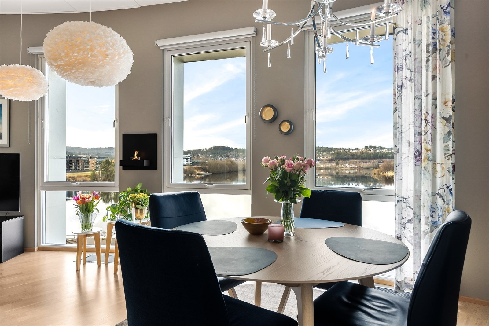 Vinduene slipper inn godt med naturlig lys til spiseplassen og måltidene kan nytes med vidstrakt utsikt. Galleribilde