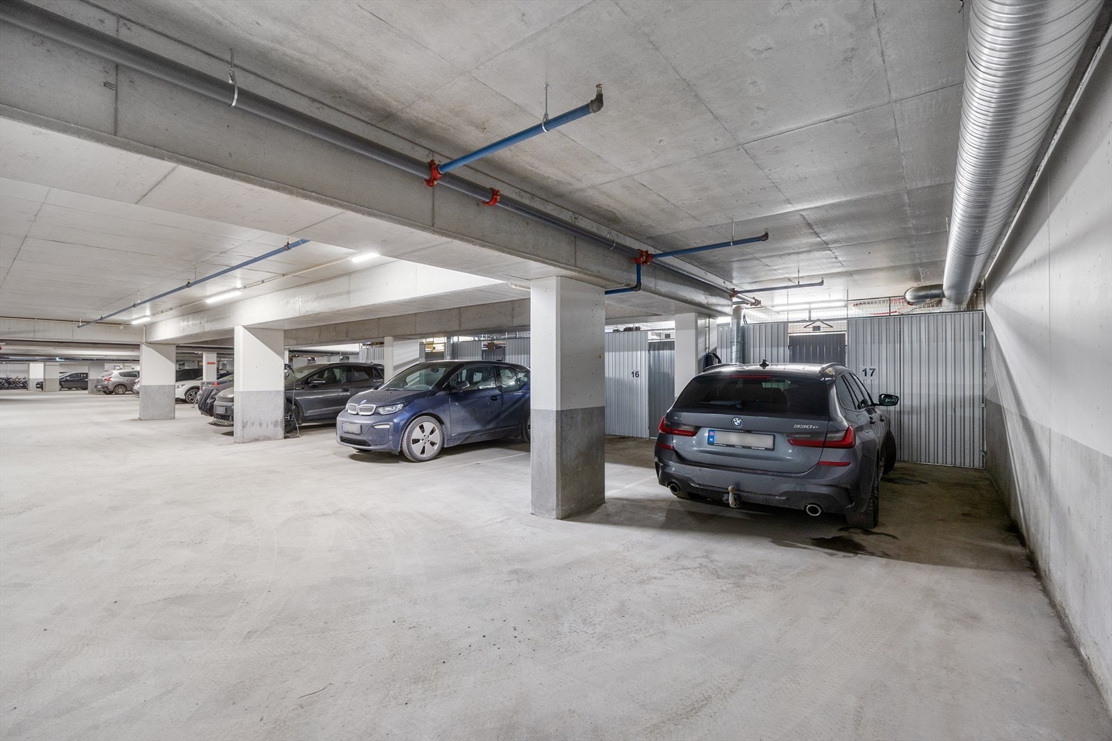 Med leiligheten følger stor garasjeplass og romslig bod i kjeller. Galleribilde