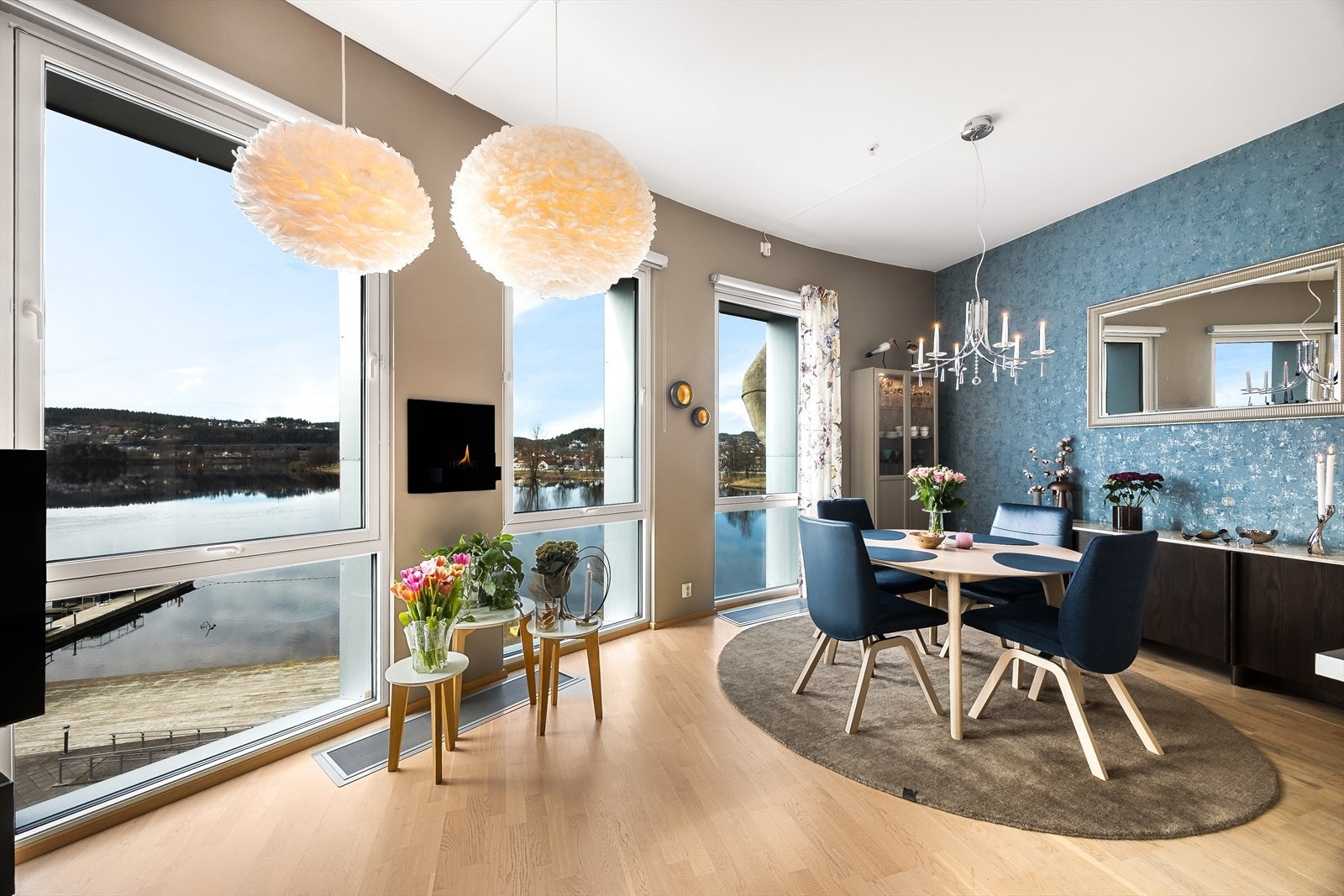 Leiligheten har stor takhøyde og en unik planløsning, samt delikate og lekre materialvalg. Galleribilde